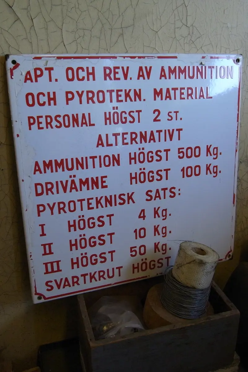Skylt med föreskrifter för aptering av ammunition.