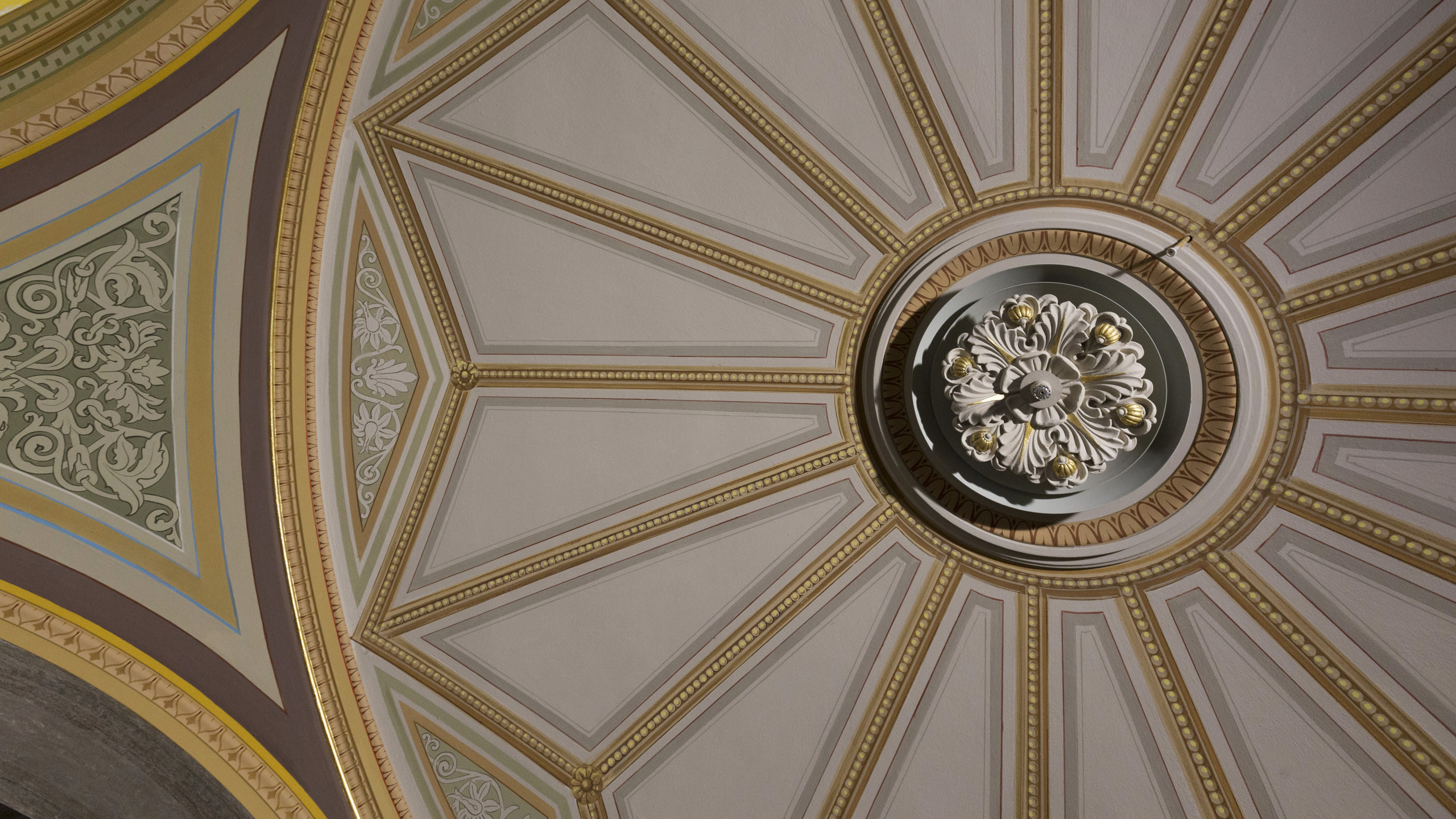 Nationalmuseum, inredningsdetalj. Takmålning kring en takrosett. Takrosetten innehåller brand-detektor och sprinkler.