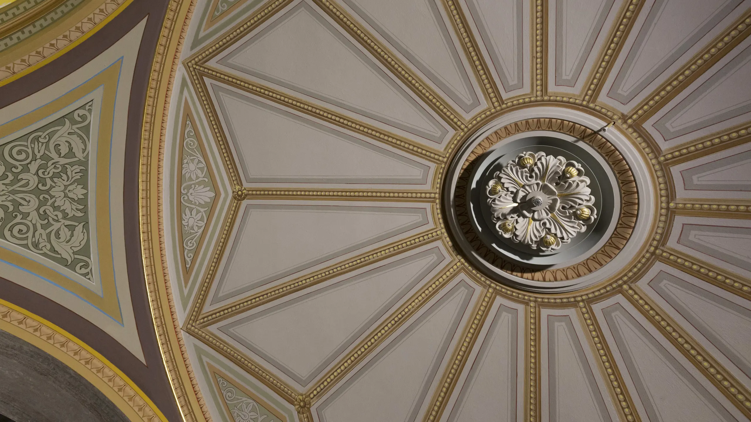 Nationalmuseum, detalj. Takmålning kring en takrosett. Takrosetten innehåller brand-detektor och sprinkler.