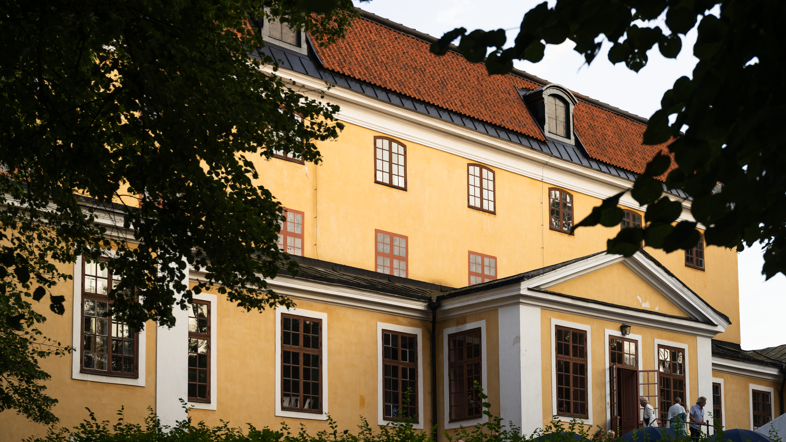 Confidencen, slottsteatern vid Ulriksdals slott. Byggnad i tre våningar med gul och vit puts.