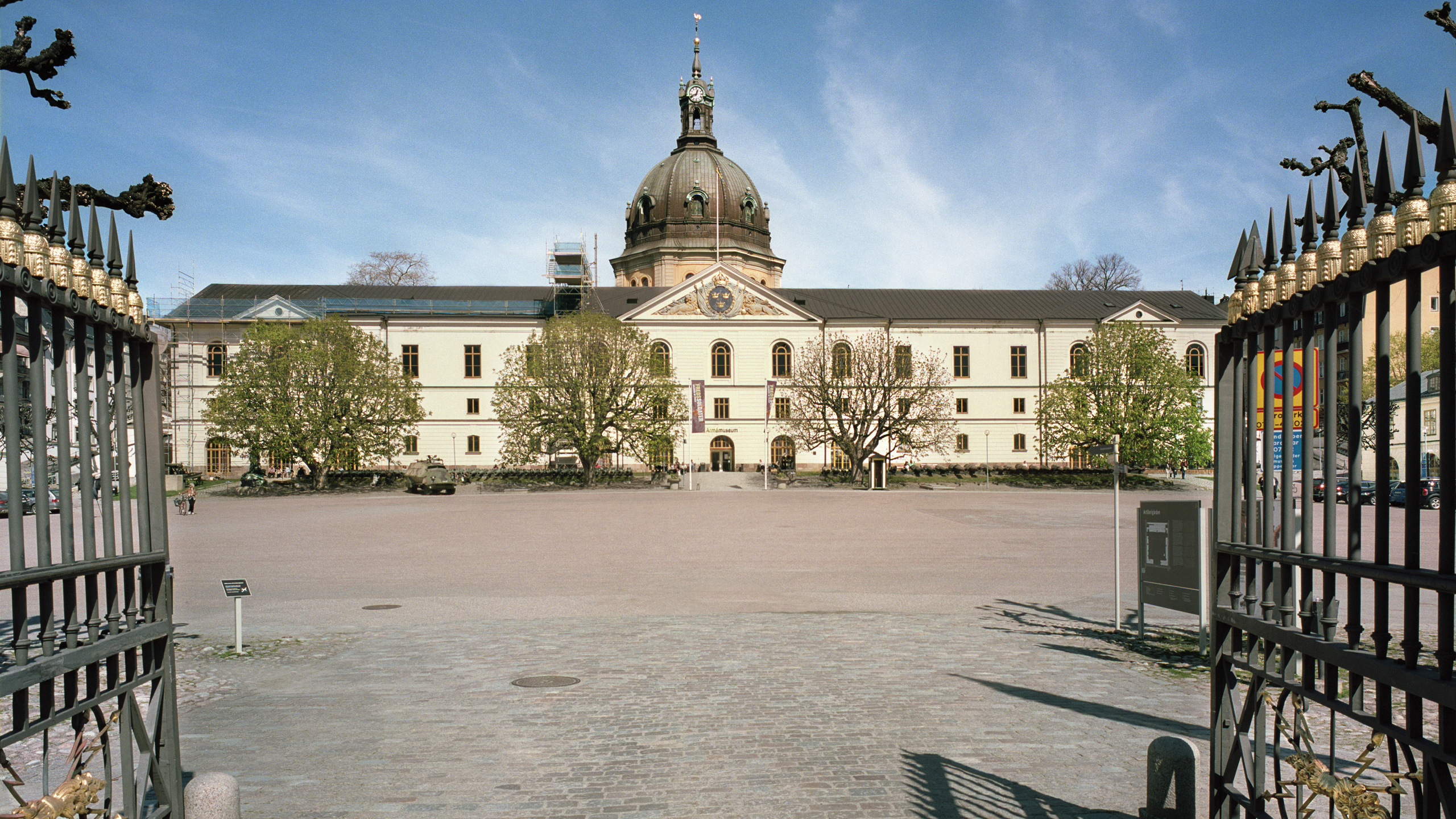 Armémuseum och Artillerigården. På marken ligger kullersten. Bakom museet syns kyrkan Hedvig Eleonoras torn.