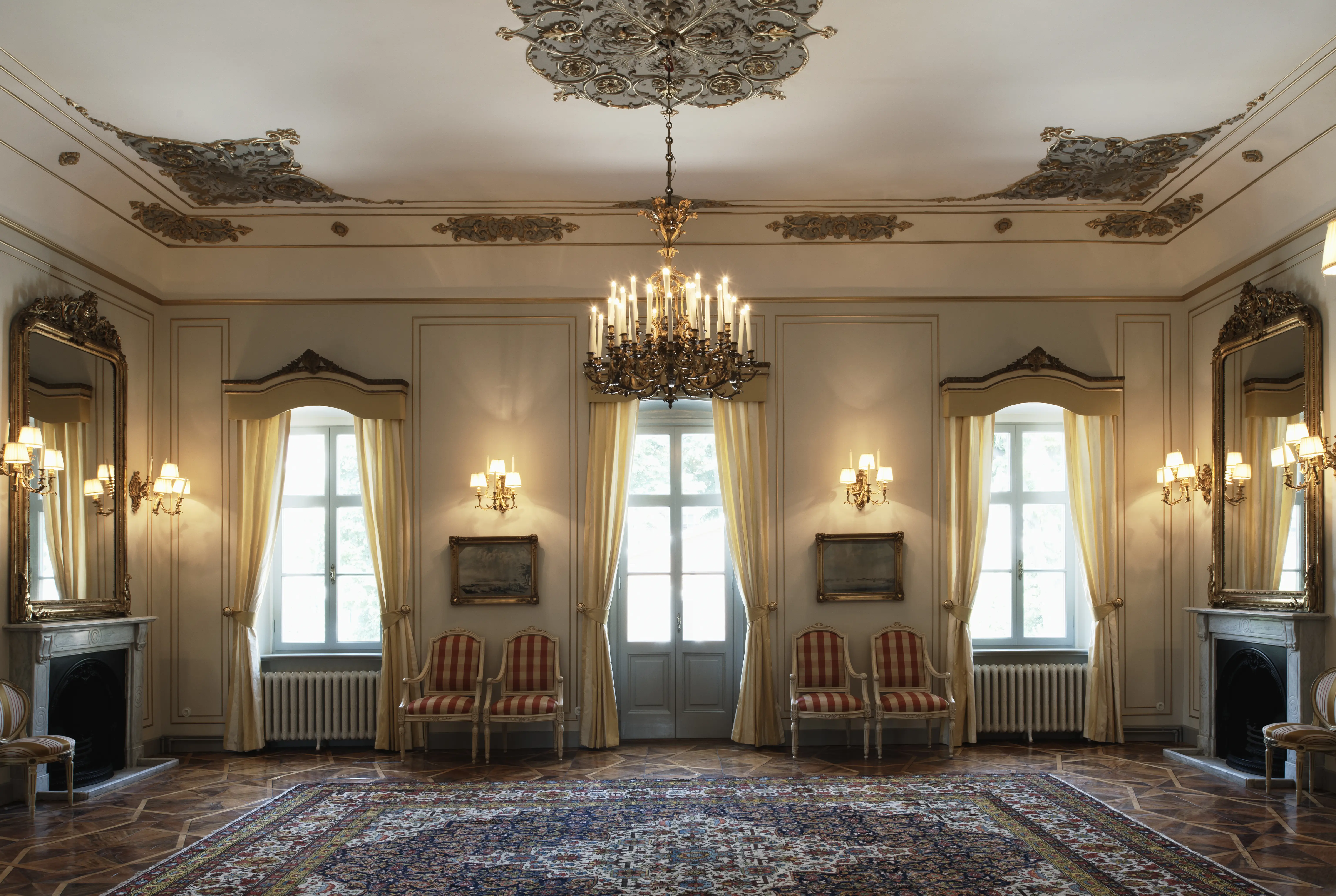 Generalkonsulatet i Istanbul. Salong med stora speglar och smidd tak-krona. Taket är dekorerat med förgyllda arabesker.