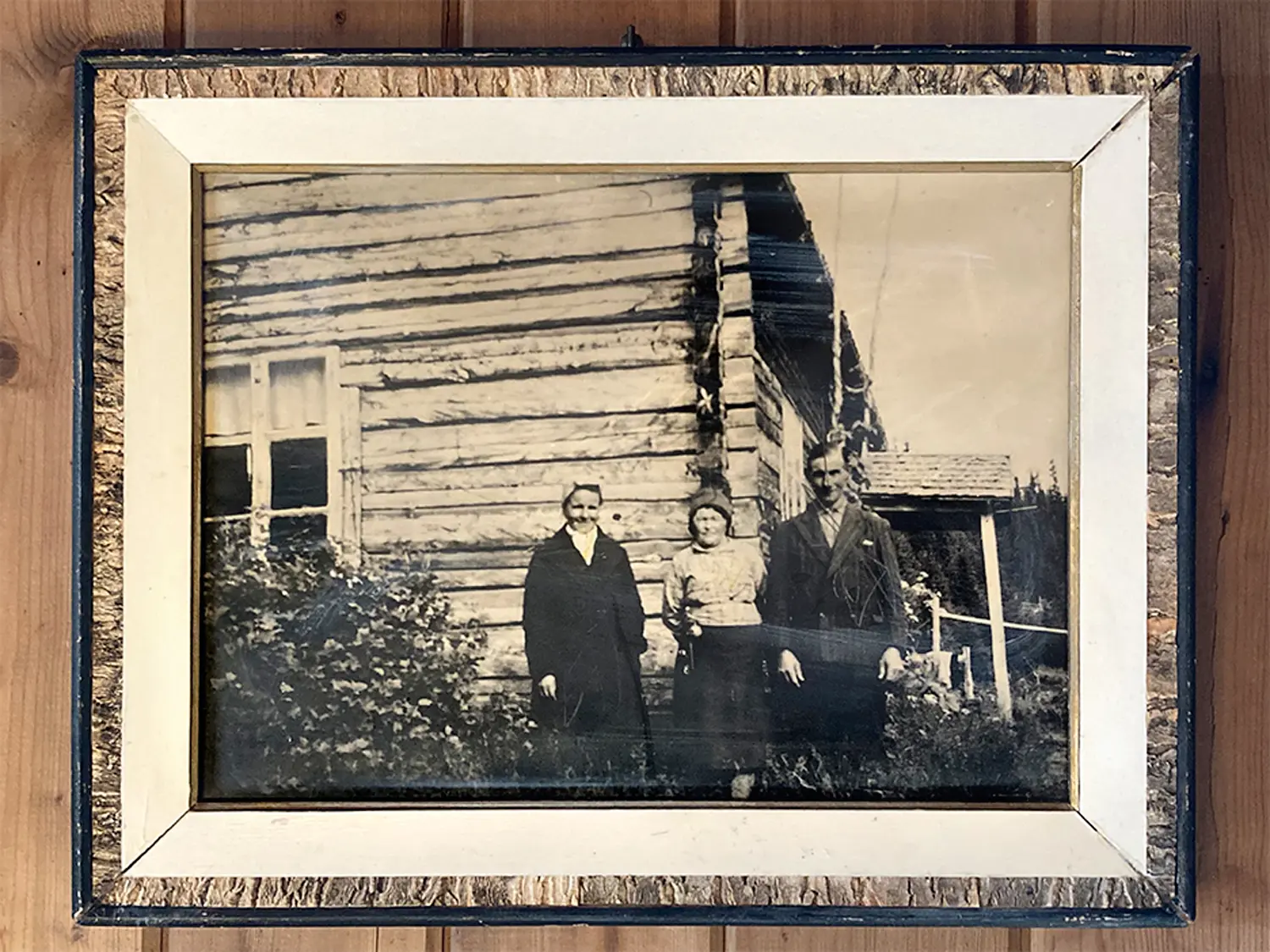 Örnbos sista innehavare var Jonas och Stina Andersson. Här på bild framför det lilla bostadshuset med dottern Hulda (t.v.) på 30-talet.