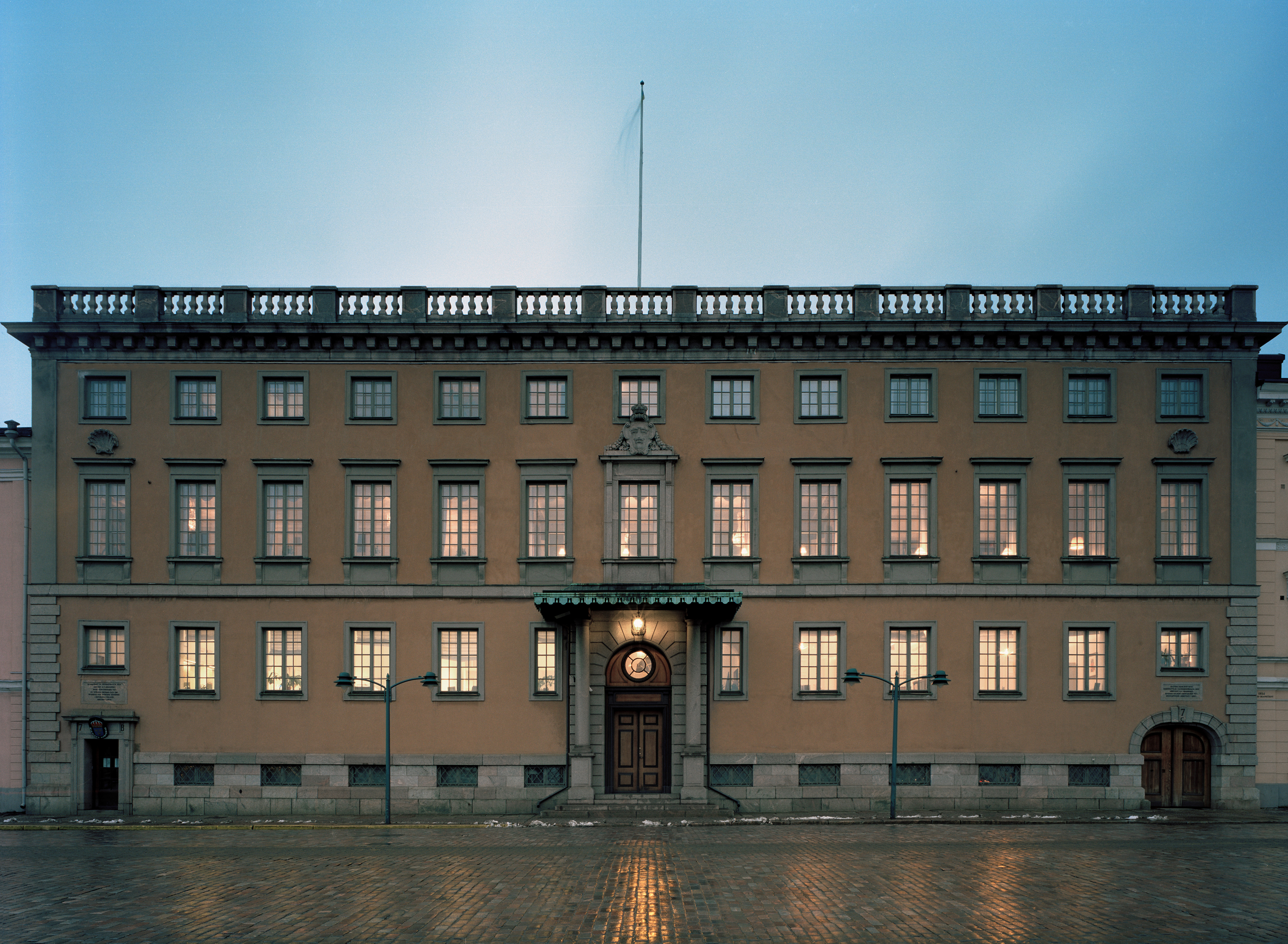 Entré-fasaden på ambassaden i Helsingfors. Den brunputsade trevåningsbyggnaden efterliknar Stockholms slott.