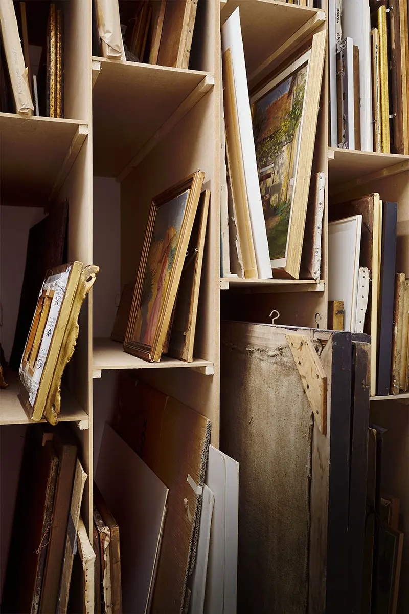 Målningar som väntar på konservatorsåtgärder.