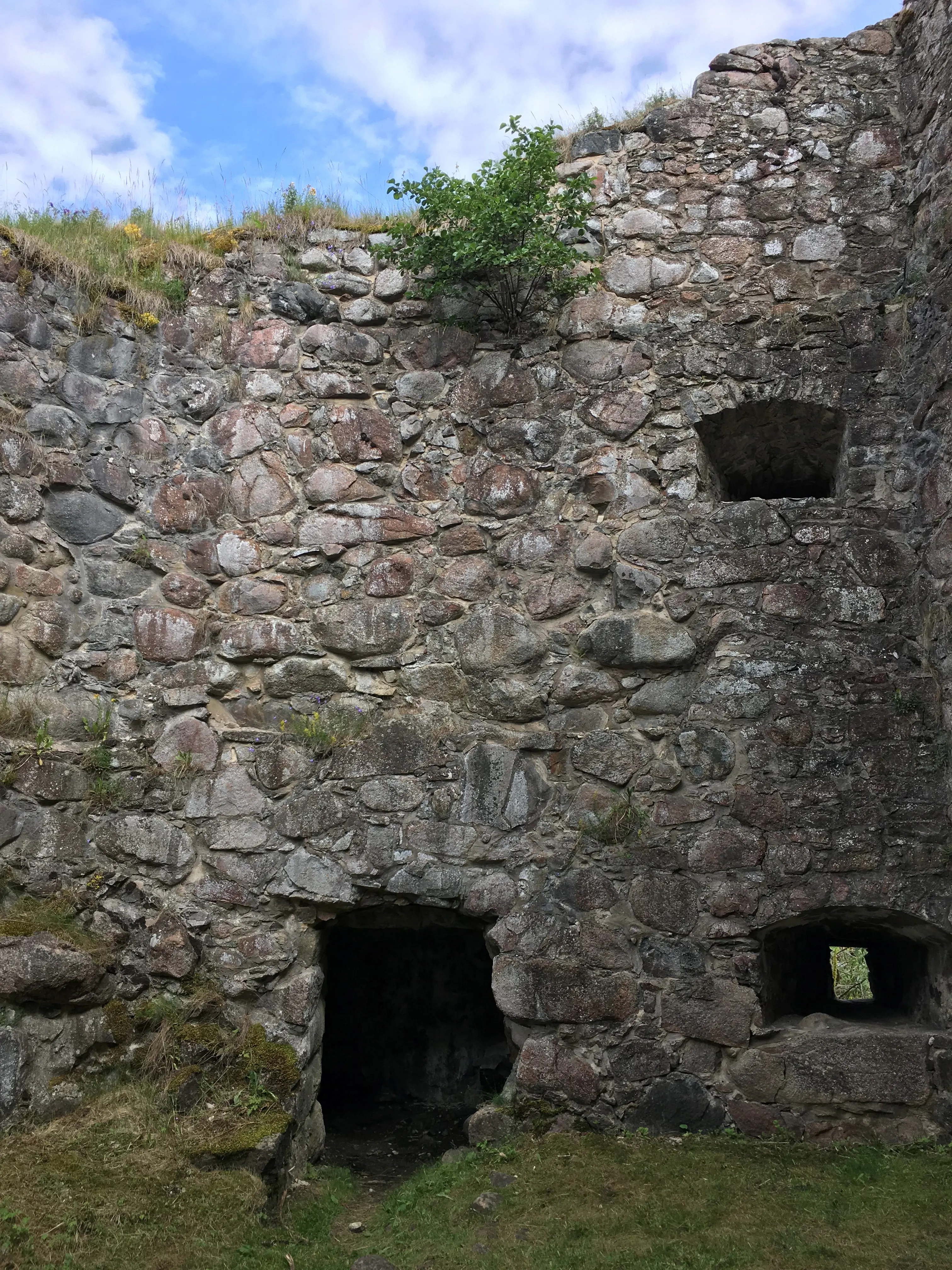 Kronobergs slottsruin. Stenvägg med dörröppning och små gluggar.