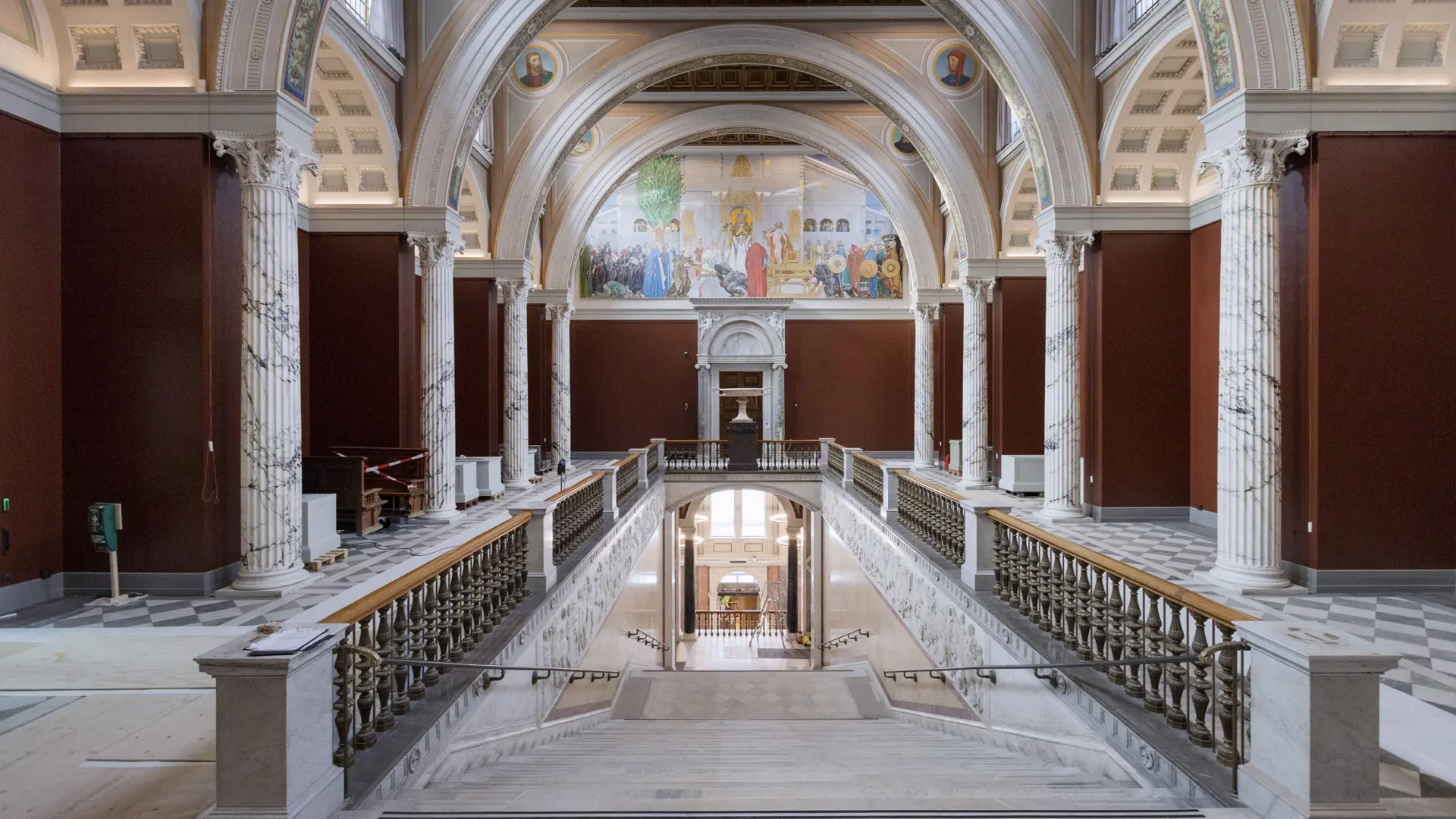 Trapphallen högst upp i Nationalmuseum med siktet ner mot entrén.