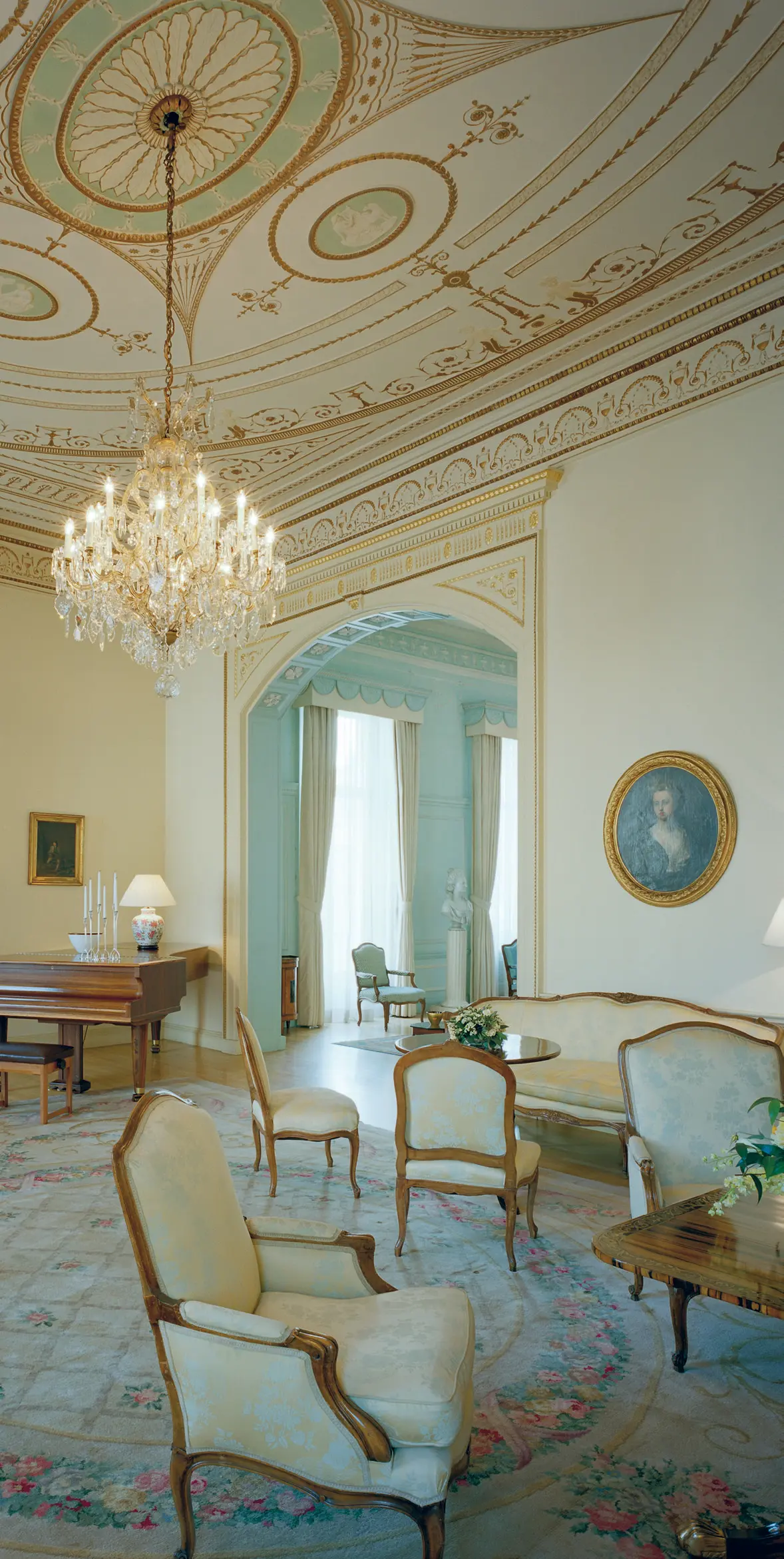 Ambassadresidenset i London. Rum med inredning i empir-stil. Från det målade och stuckförsedda taket hänger en kristallkrona.