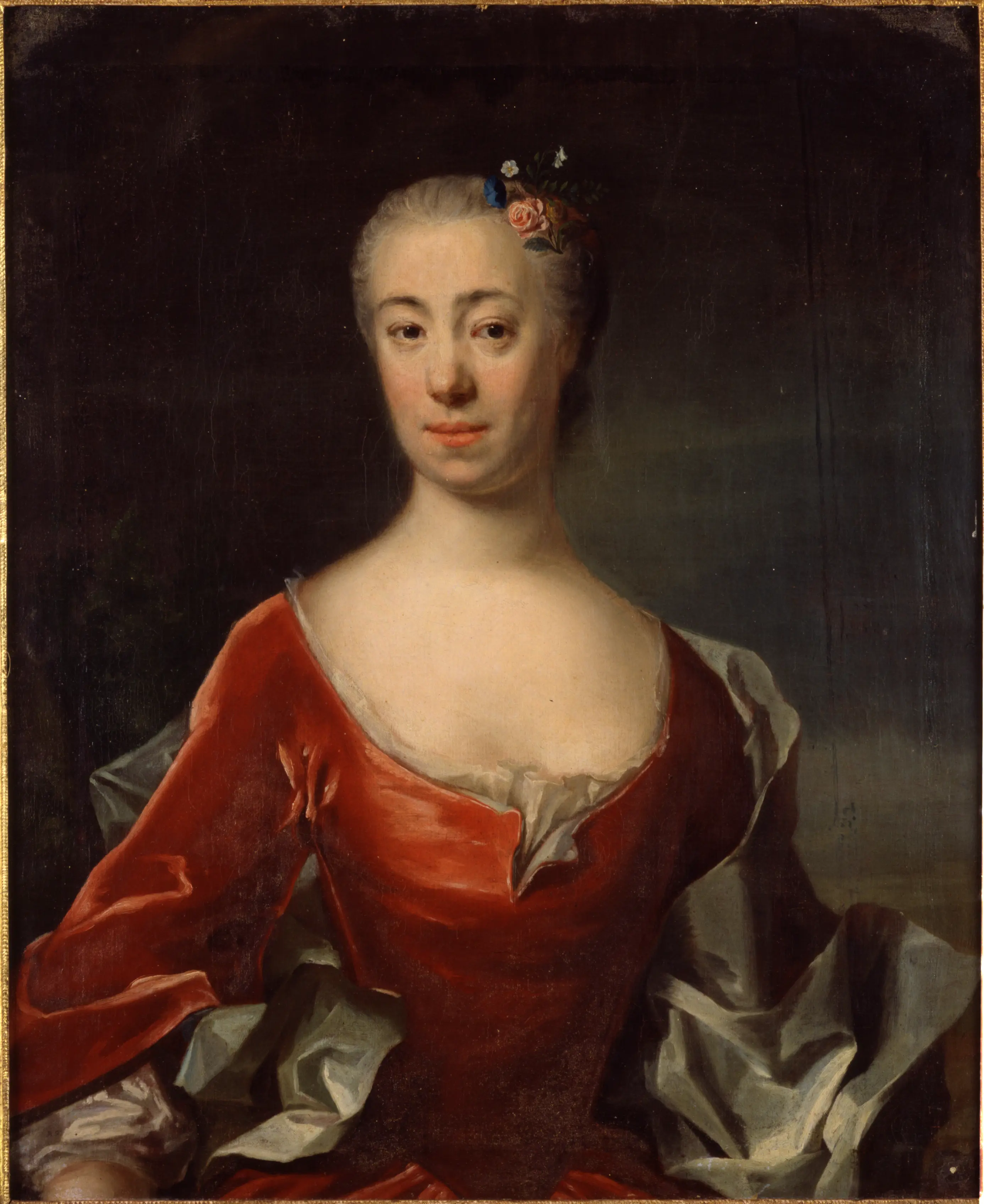 En oljemålning av Sara Elisabeth Moraea, Linnés hustru, i röd klänning.