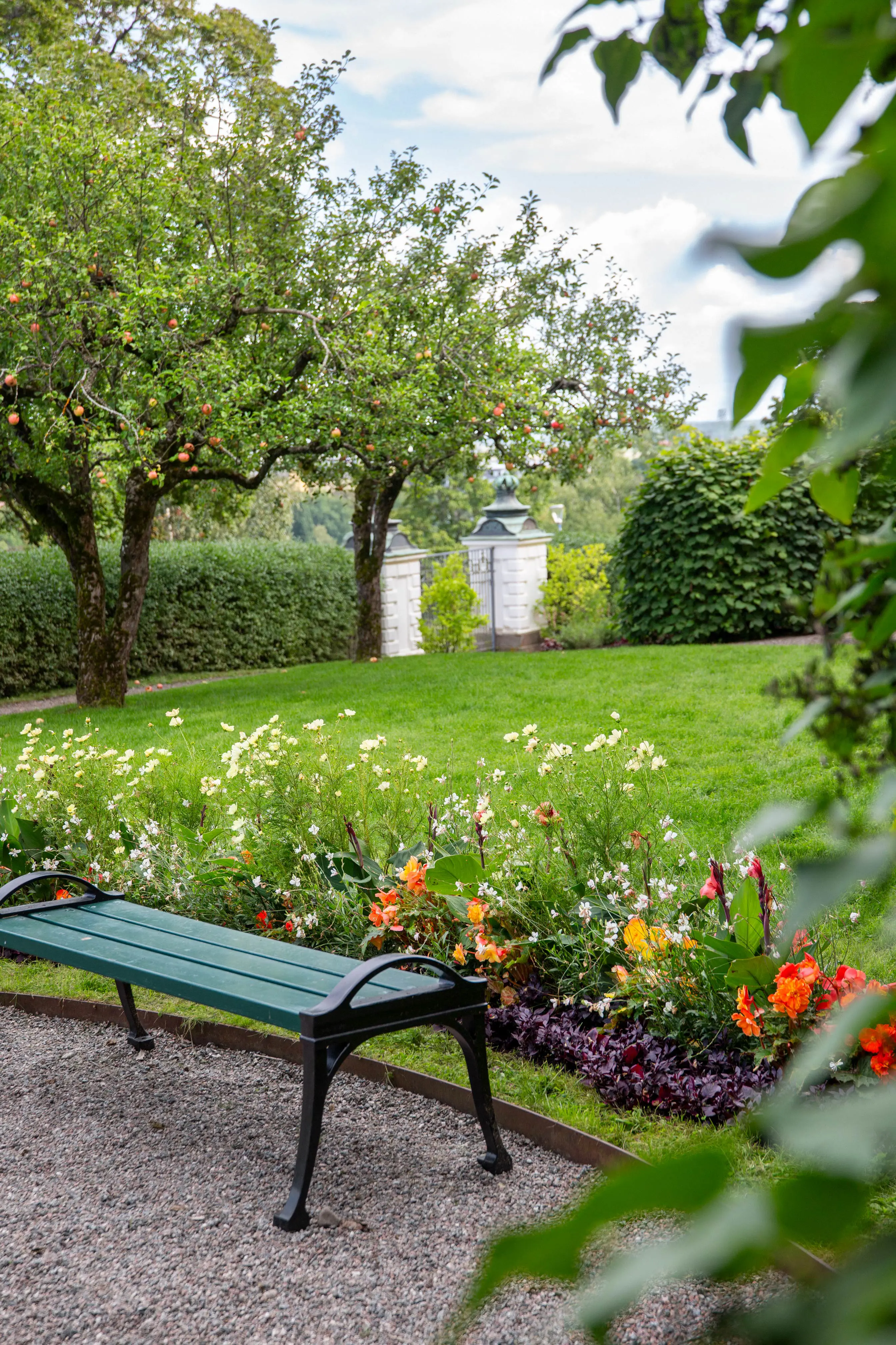 Parkbänk i slottsträdgården vid Uppsala slott.