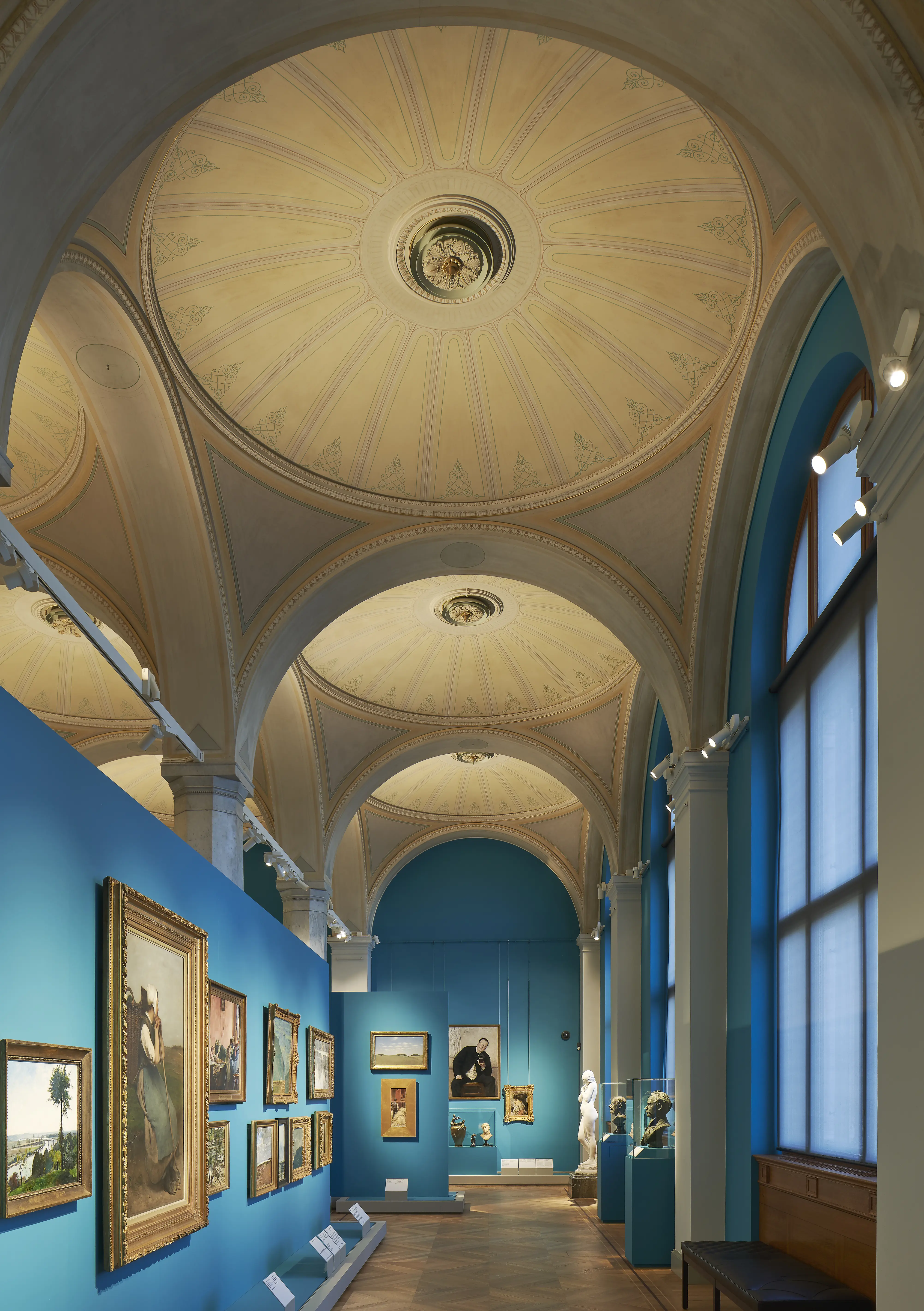 Interiör, Nationalmuseum. Utställningshall med kupoler och pelare. Väggarna är målade i blått.