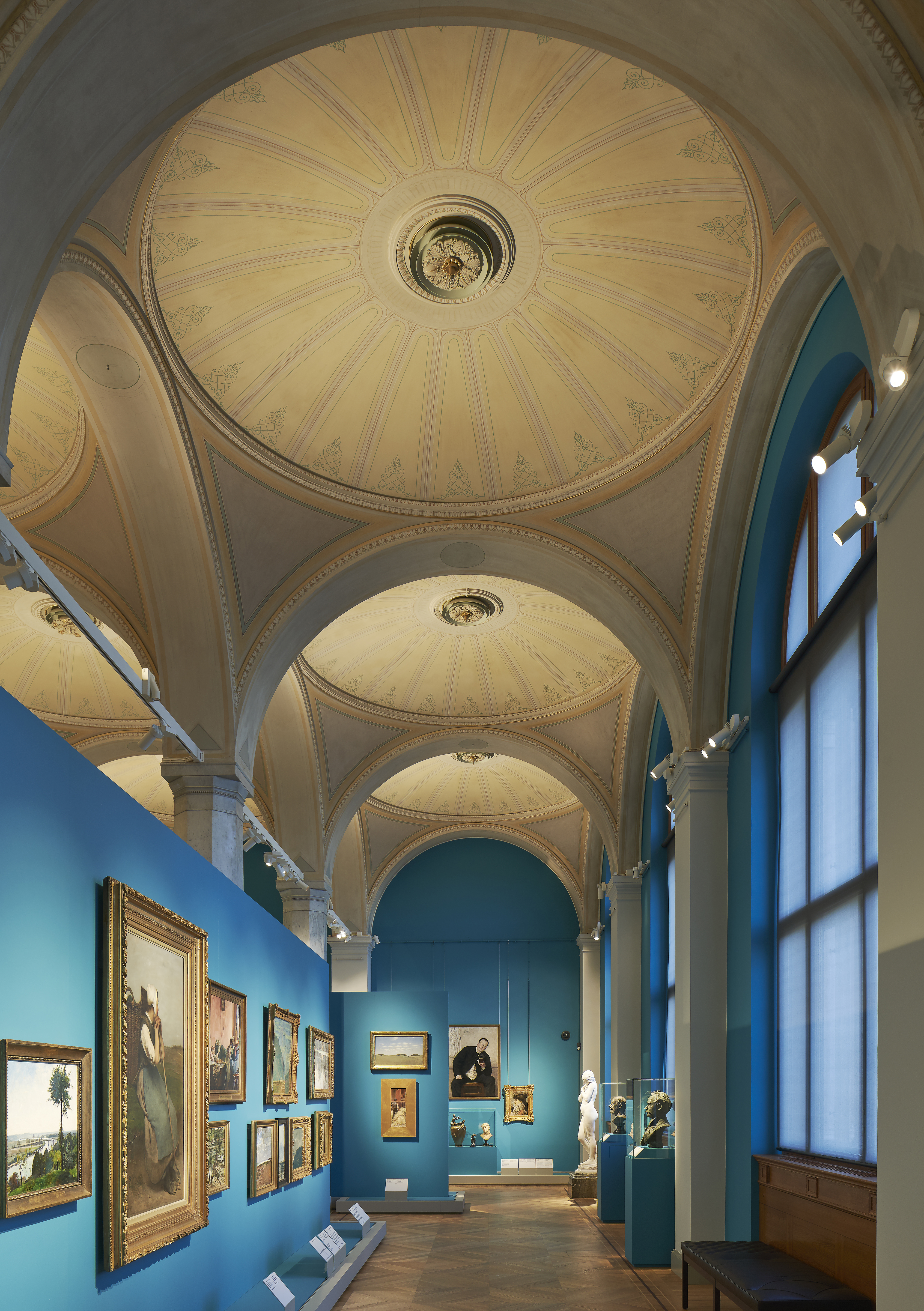 Interiör, Nationalmuseum. Utställningshall med kupoler och pelare. Väggarna är målade i blått.