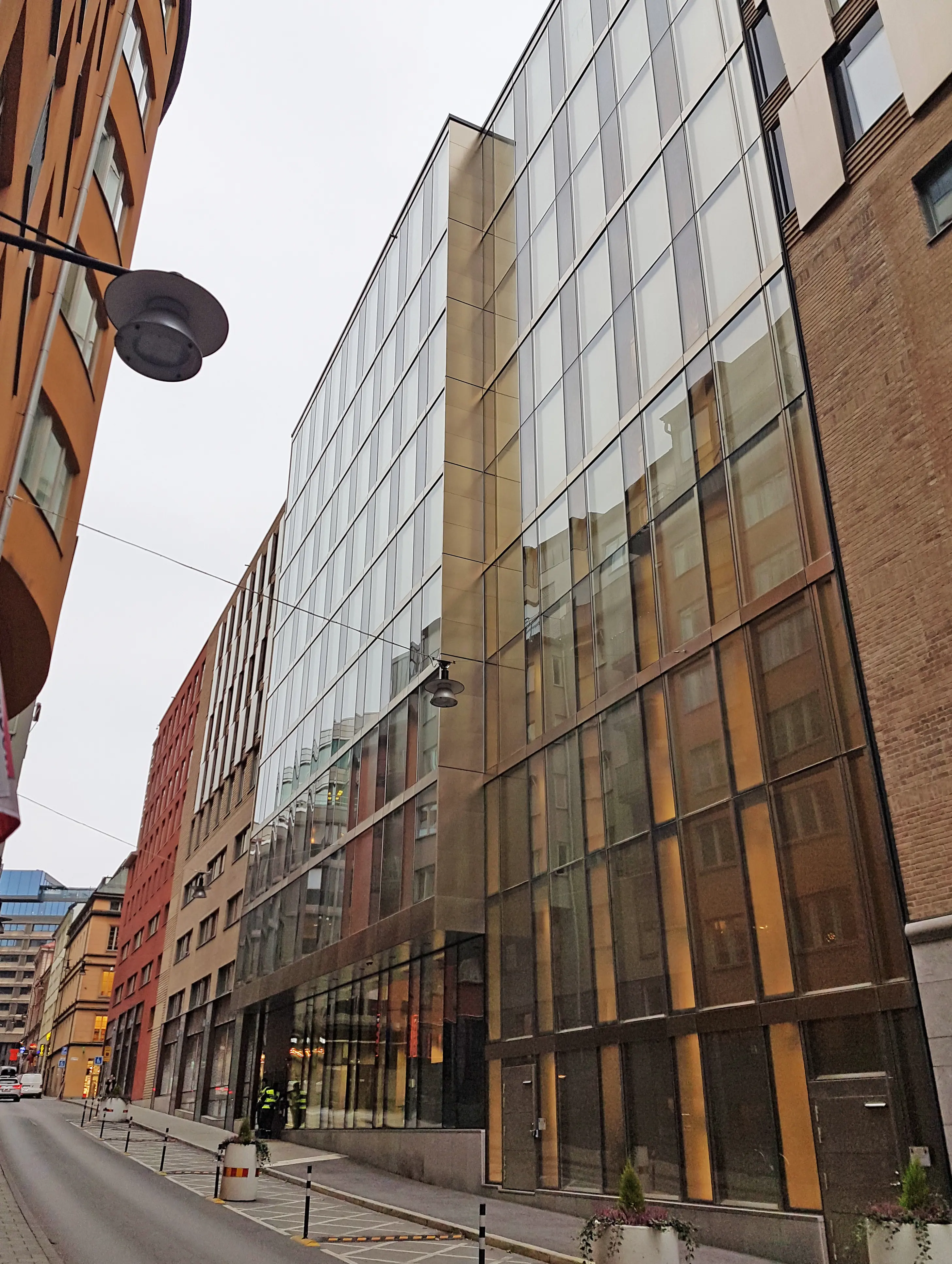 Kvarteret Björnens fasader mot Herkulesgatan. Huvudentrén ligger i en nybyggd huskropp med glastäckt fasad.