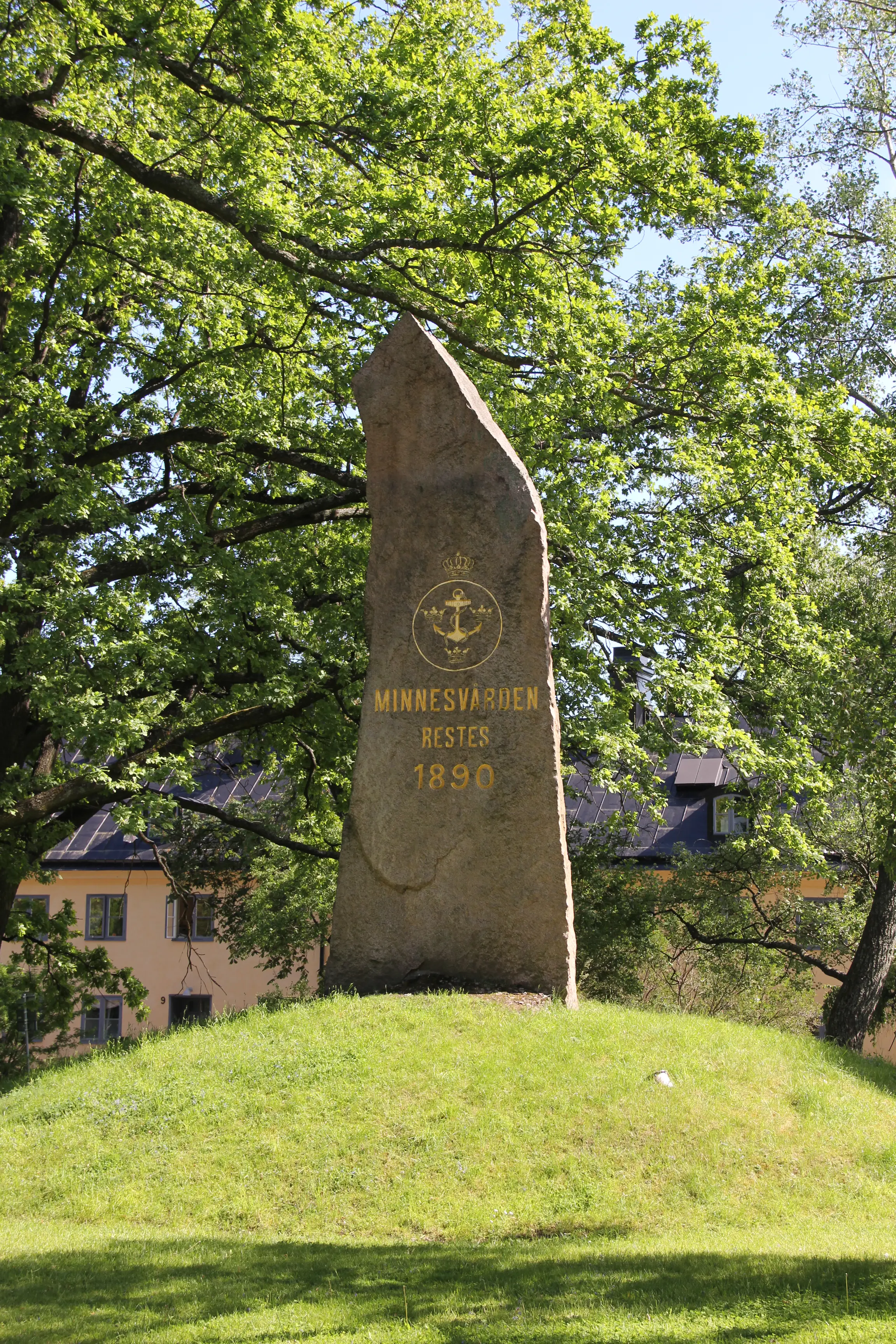 Svensksundsmonumentet. En sten med förgylld inskription i form av ett ankare med riksvapnet och texten "Minnesvården restes artonhundranittio".
