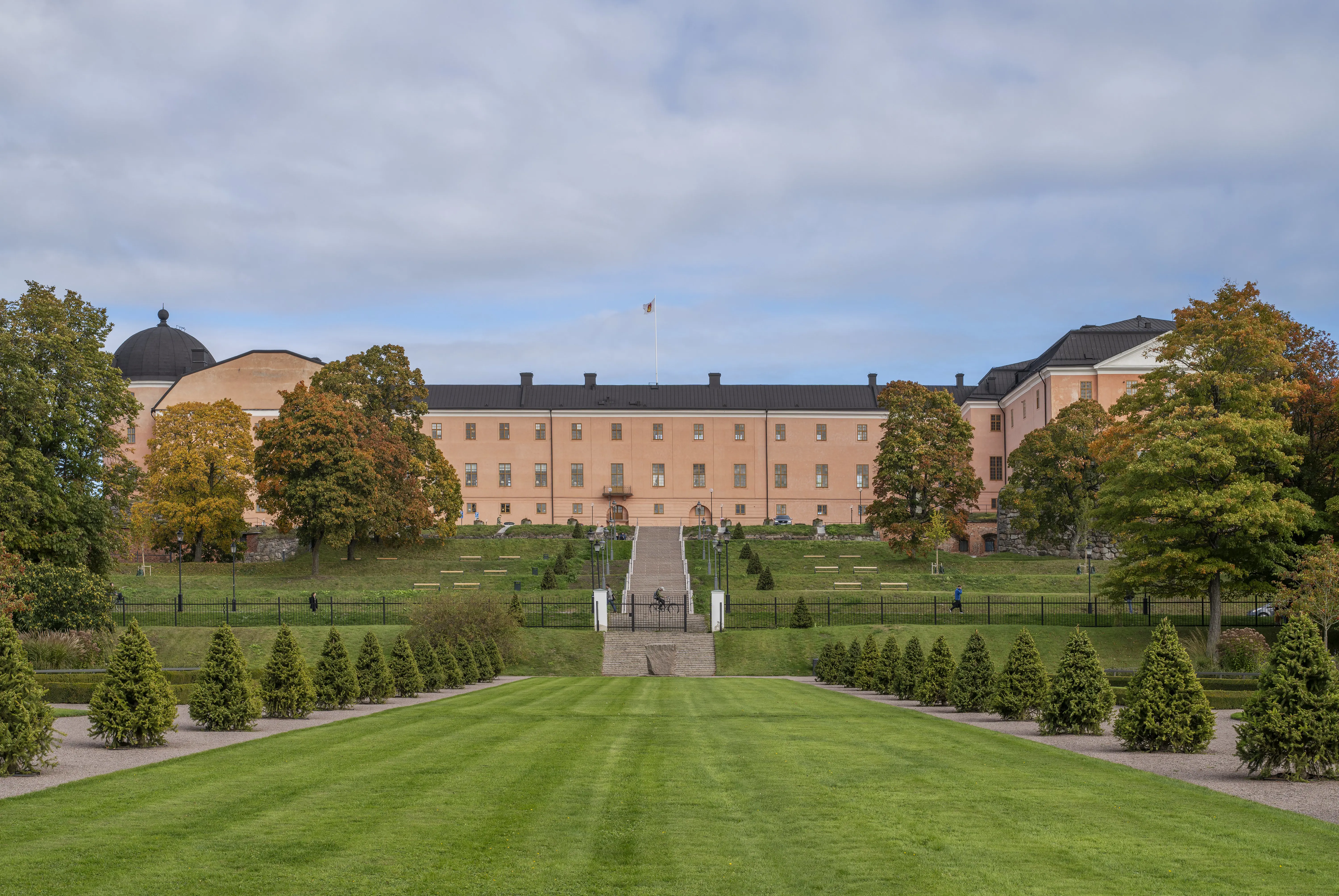 Uppsala slott sett från botaniska trädgården, med nyplanterade granpyramider.