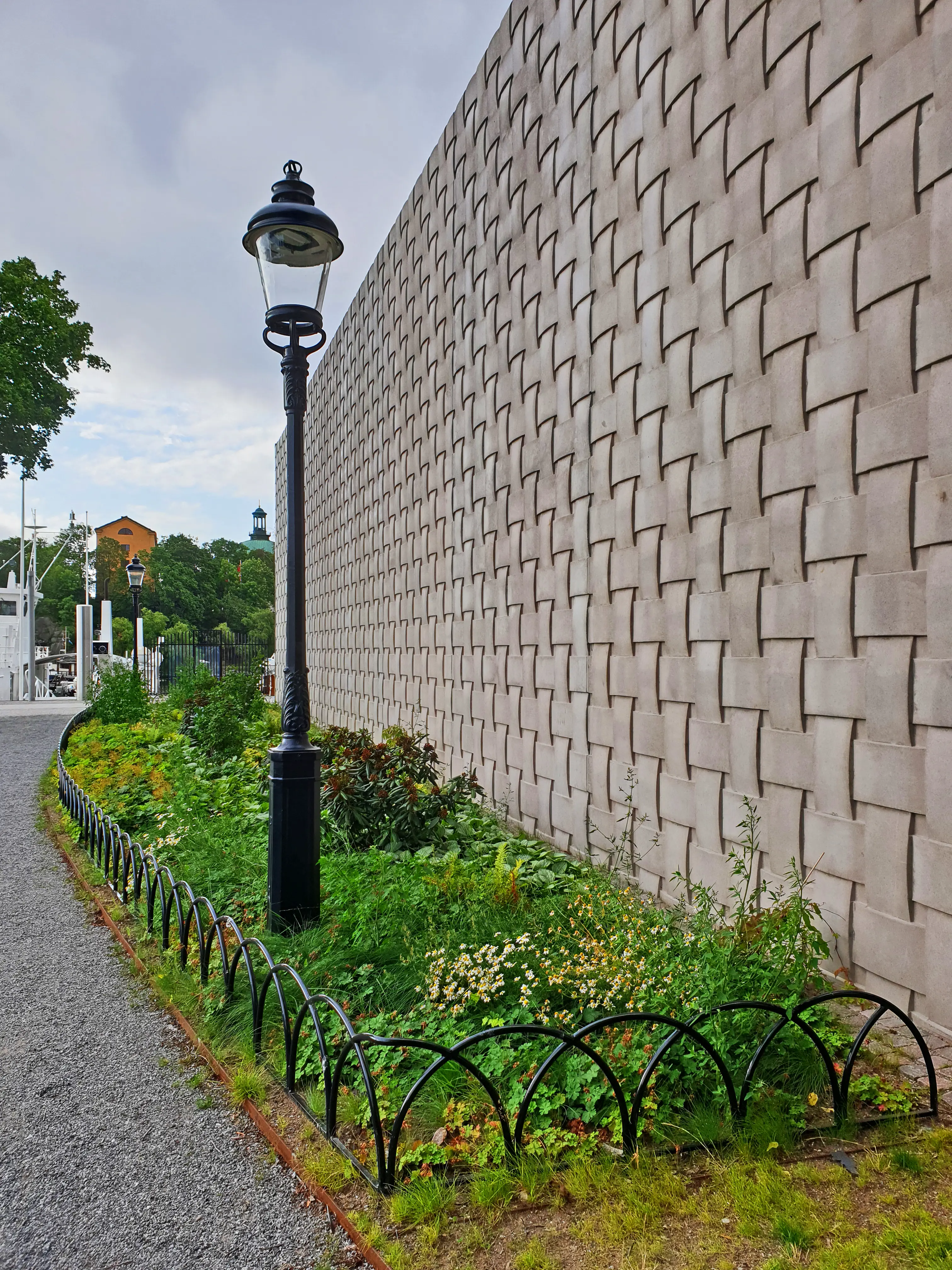 Nationalmuseum. Servicebyggnaden med sin flätmönstrade betongfasad.