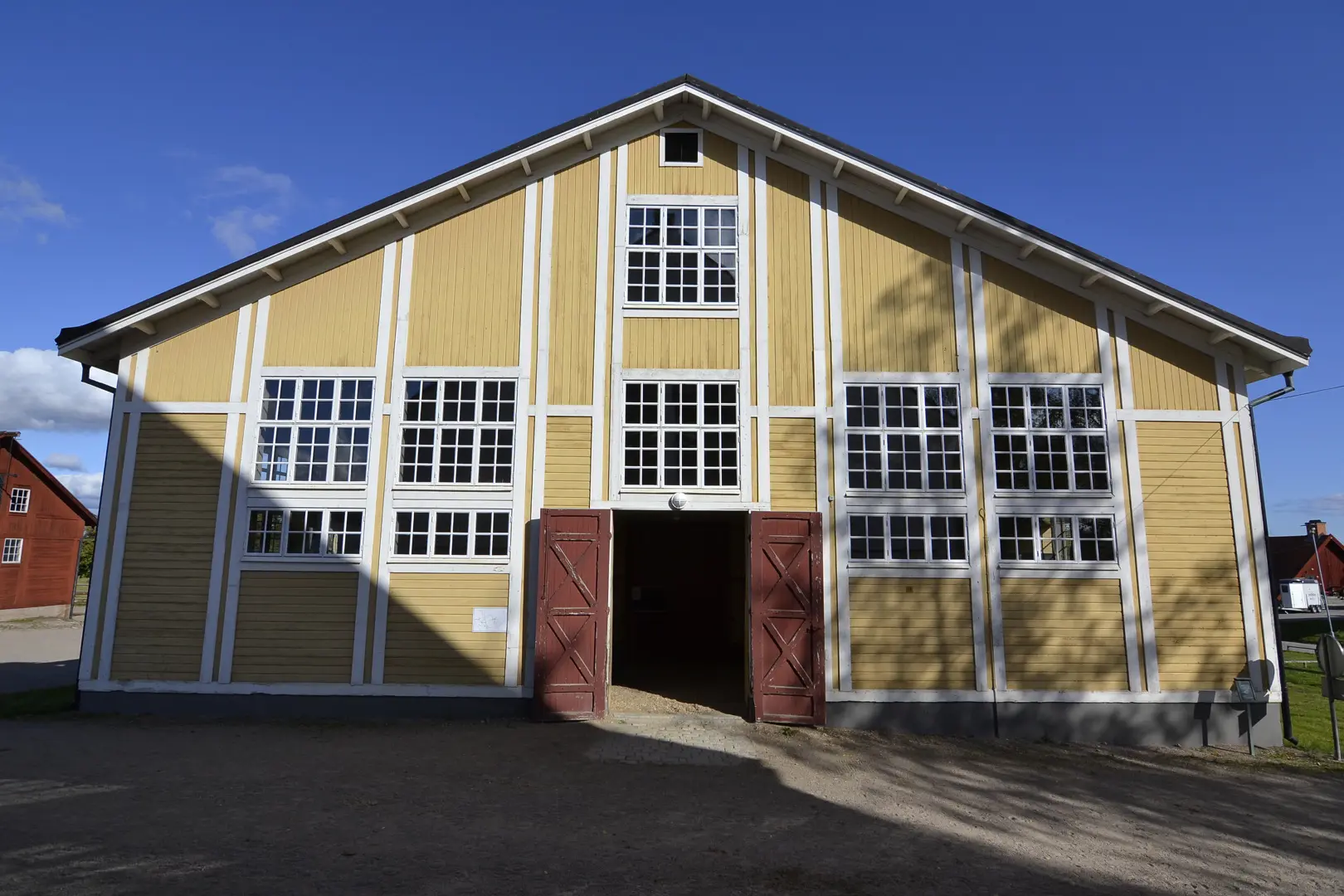 En gul fasad i solsken