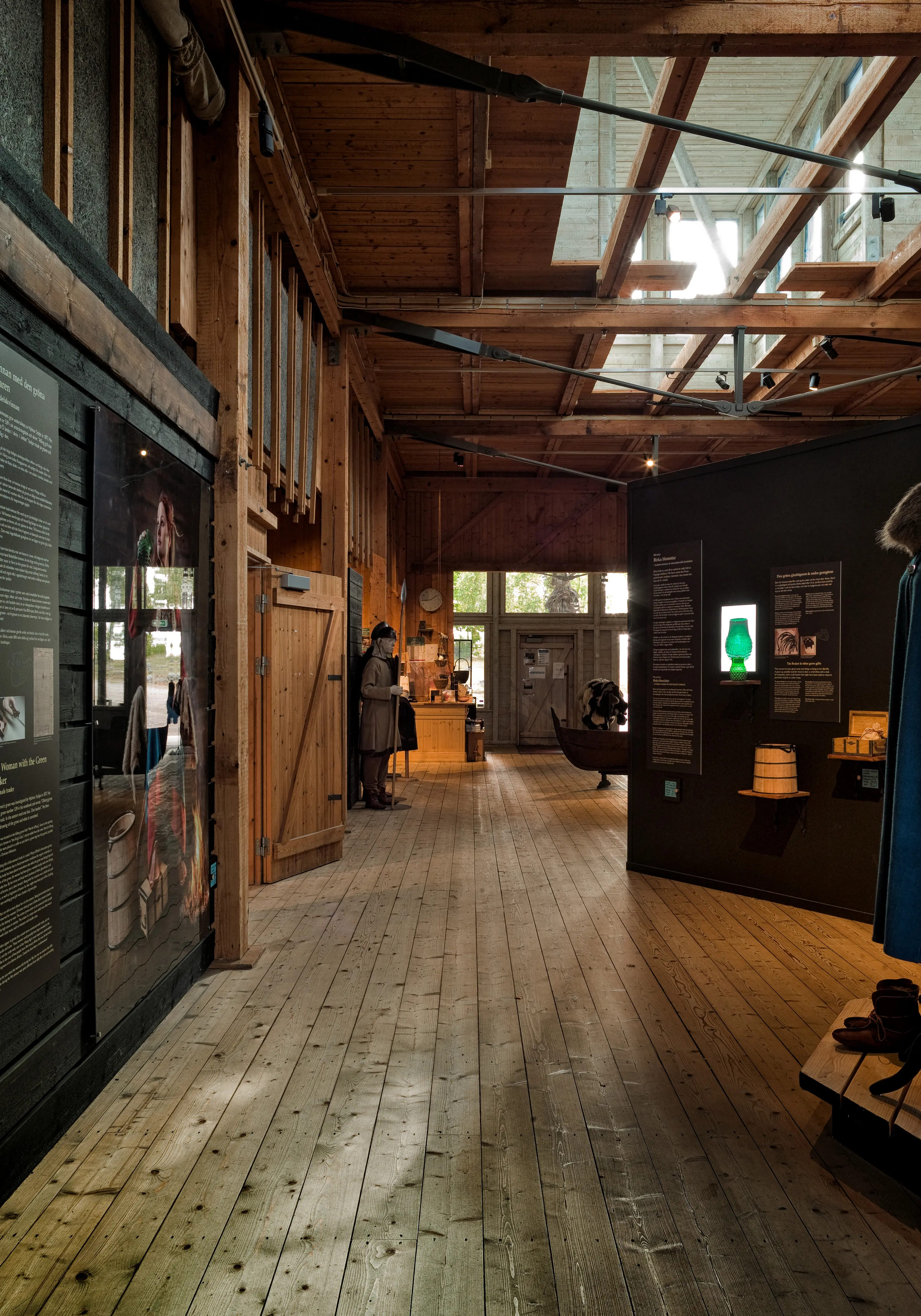 Utställningshall i Birka museum. Alla rummets ytor är av obehandlat trä och har stora ljusinsläpp.
