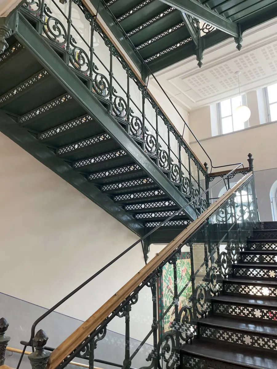 Genombruten trappa av gjutjärn.