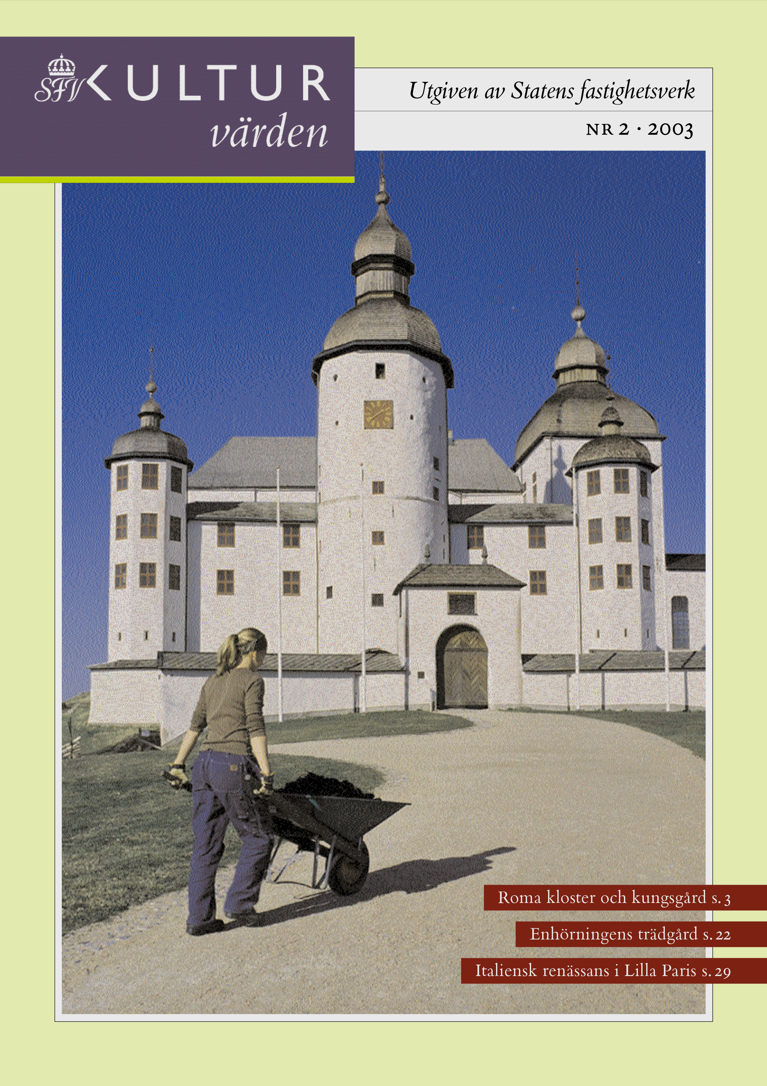 Trädgårdsmästaren Lise Ekdahl drar ett tungt lass jord till slottsträdgården på Läckö.