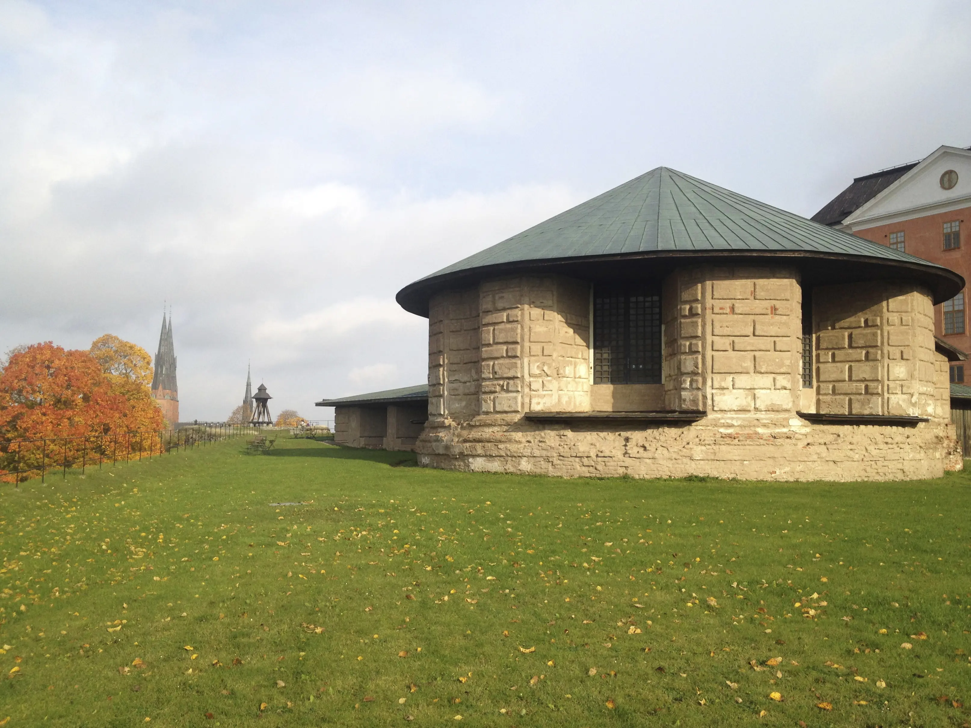 Uppsala slotts bastionsfront. I förgrunden bastion Gräsgård med sitt låga torn, i bakgrunden bastion Styrbiskop med Gunillaklockan.