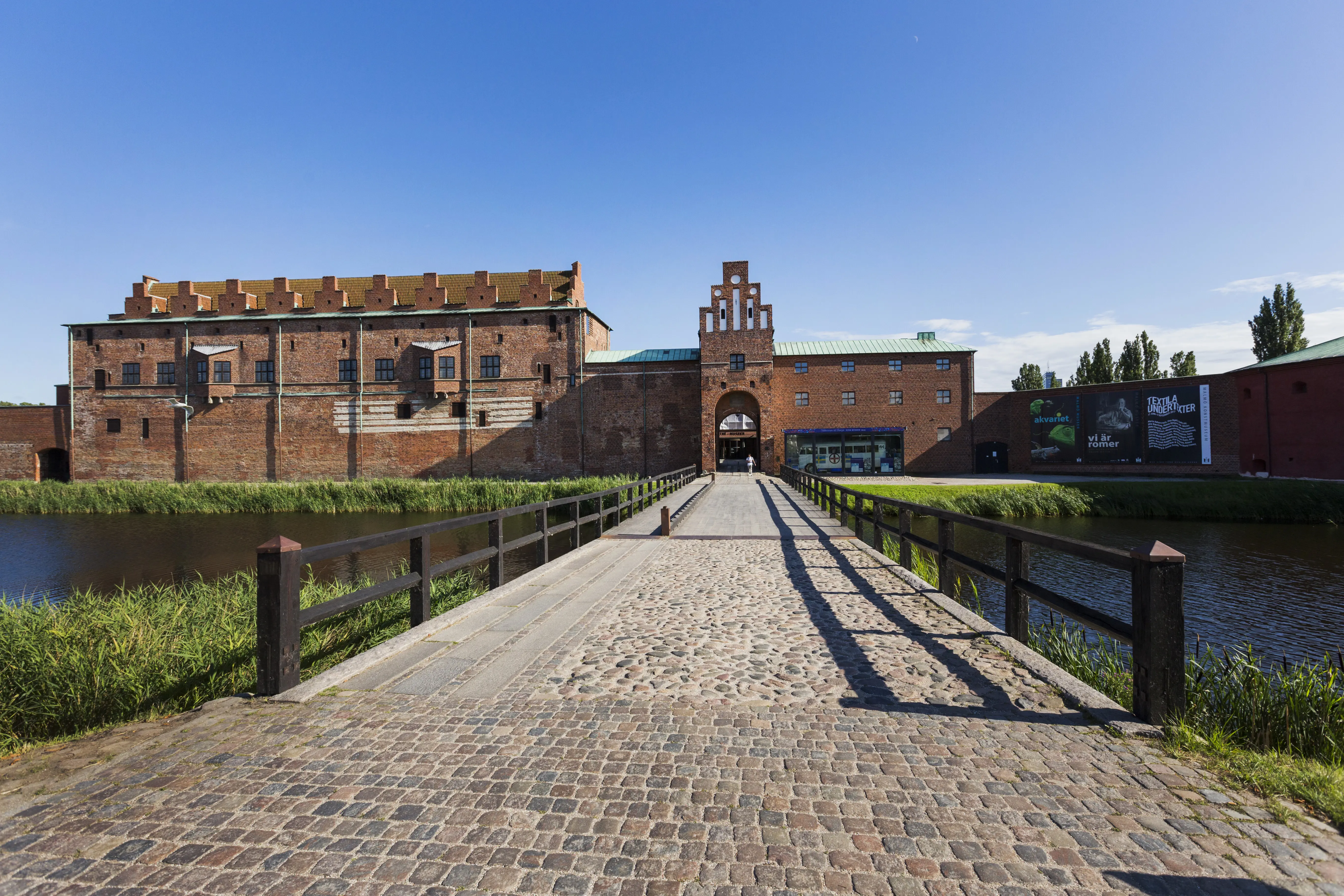 Malmöhus och den stenlagda bron över vall-graven.