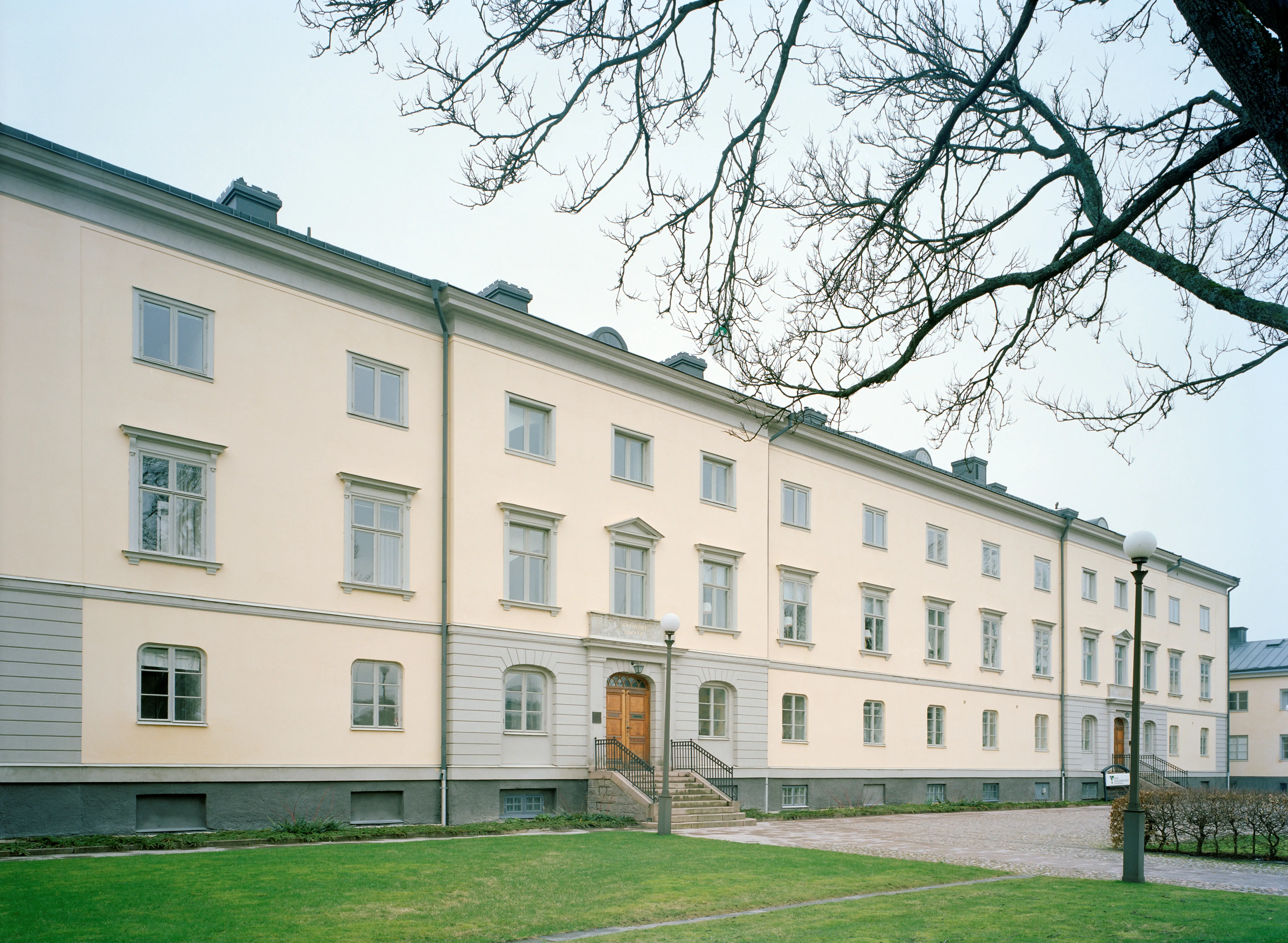 Residenset i Vänersborg. En vitputsad trevånings-byggnad i klassicistisk stil.