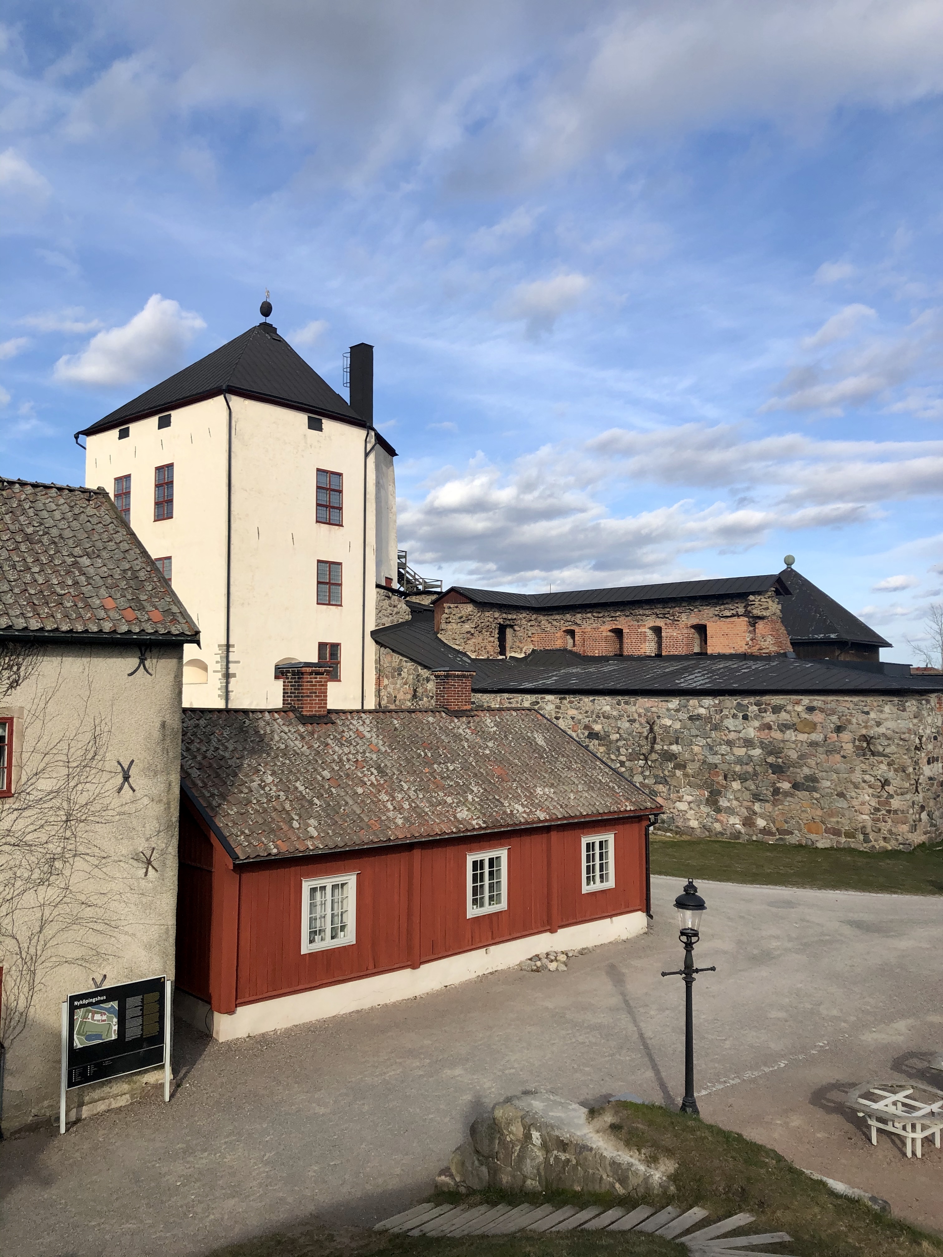 Nyköpings-hus. Kungstornet och vaktmästar-bostaden sedda från port-huset.