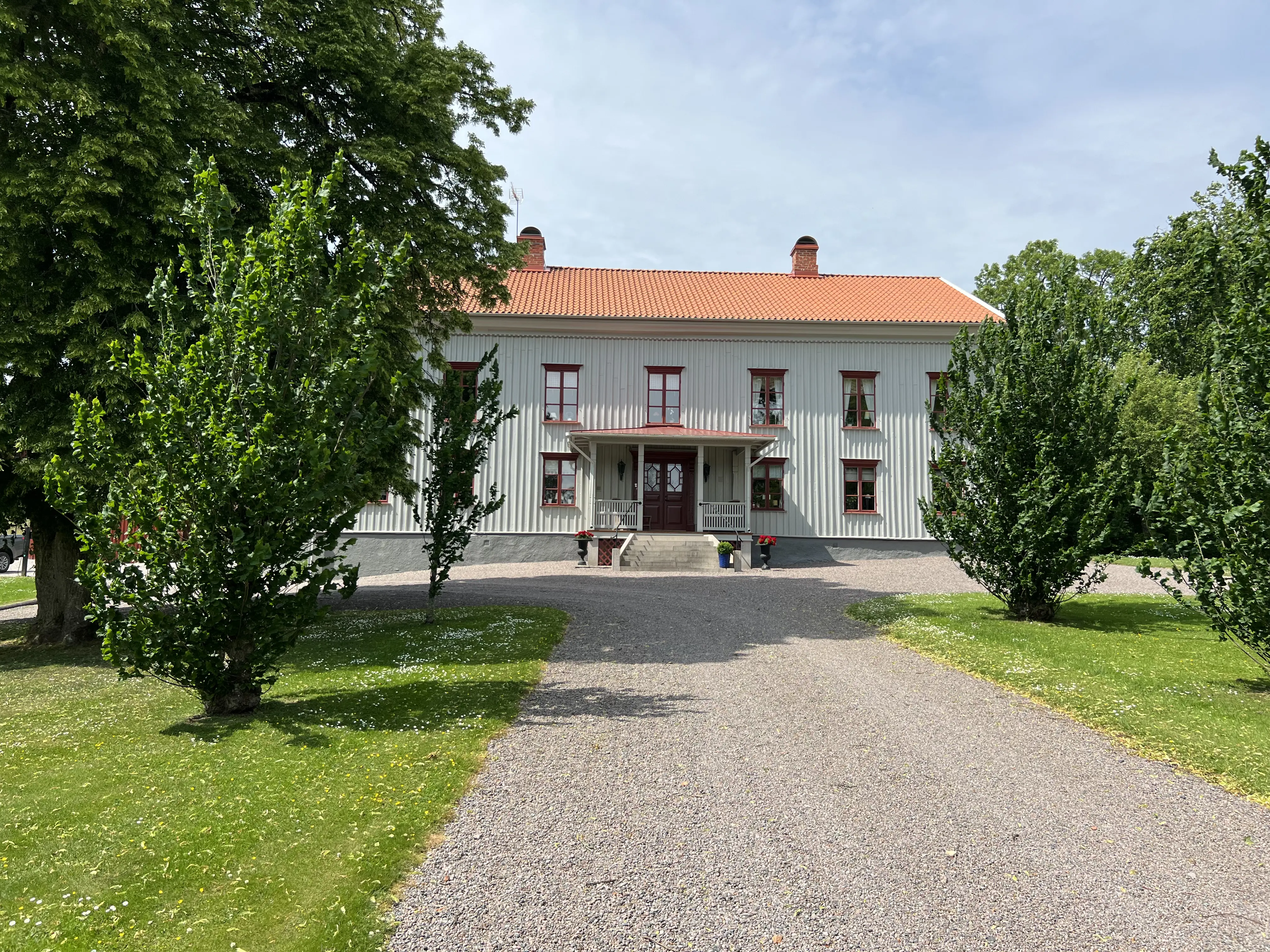 Grusvägen framför entrén upp mot huvudbyggnaden.