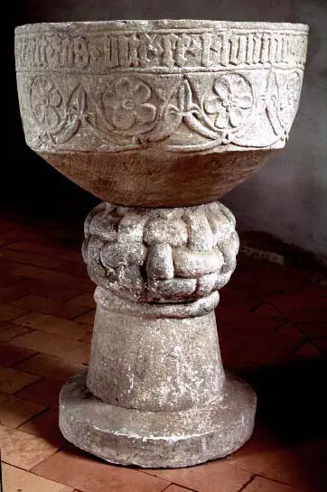 Arnö kyrka. Medeltida dopfunt av sten.