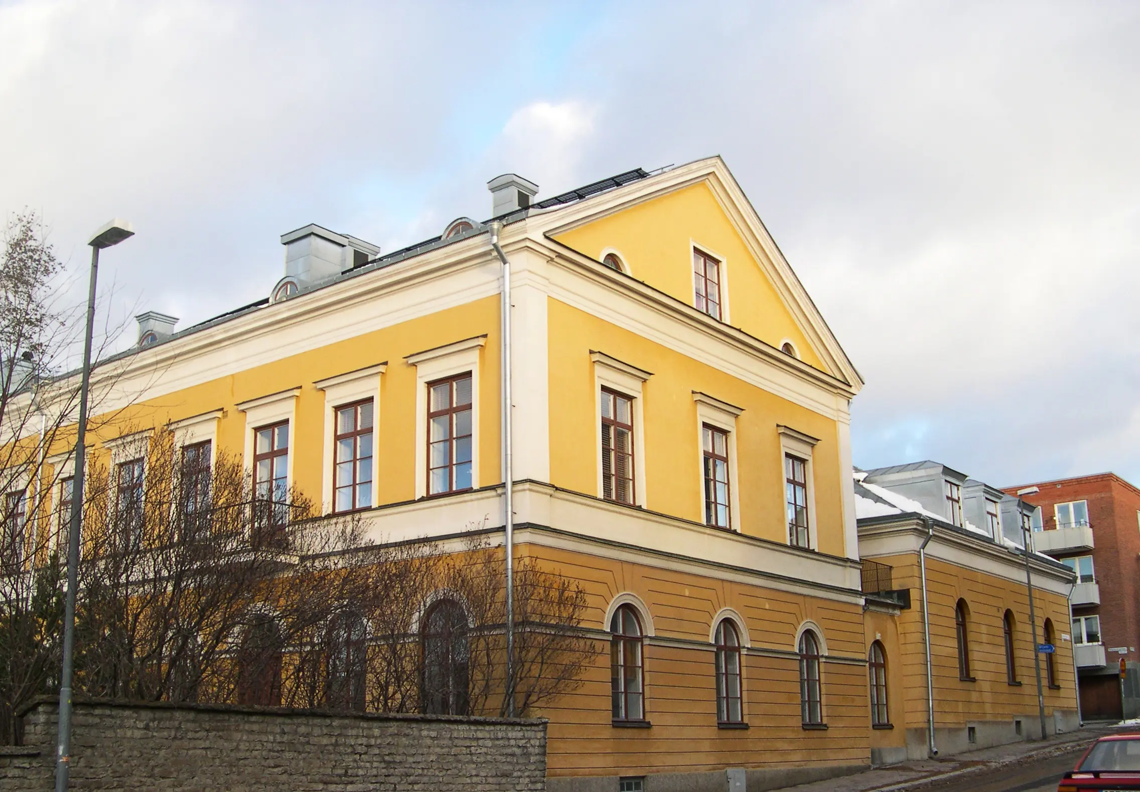 Residenset i Östersund. Gavel och en av flyglarna.