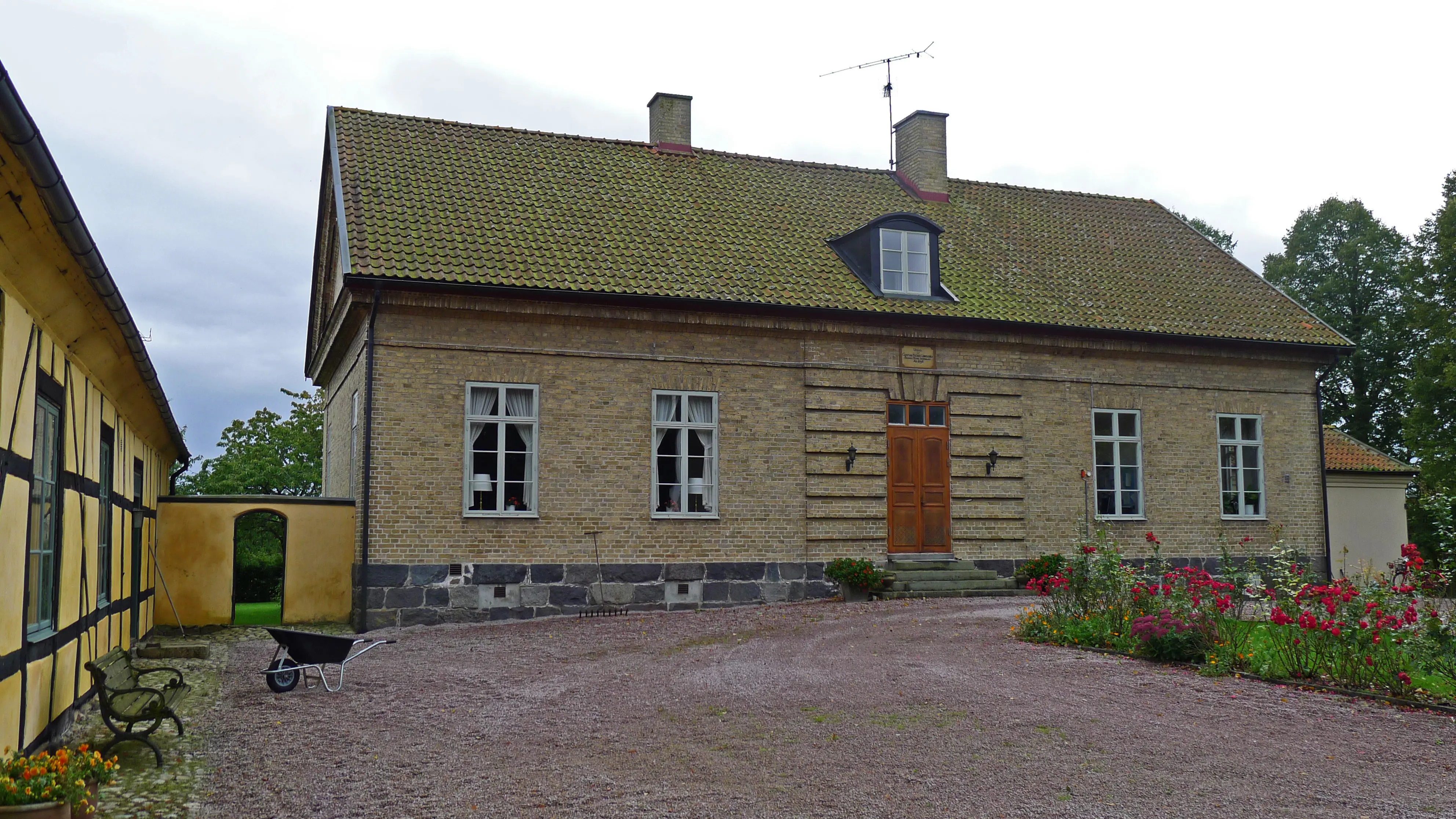 Mangårds-byggnaden på Lillö majorsboställe. Ett stenhus i enkel klassicistisk stil.