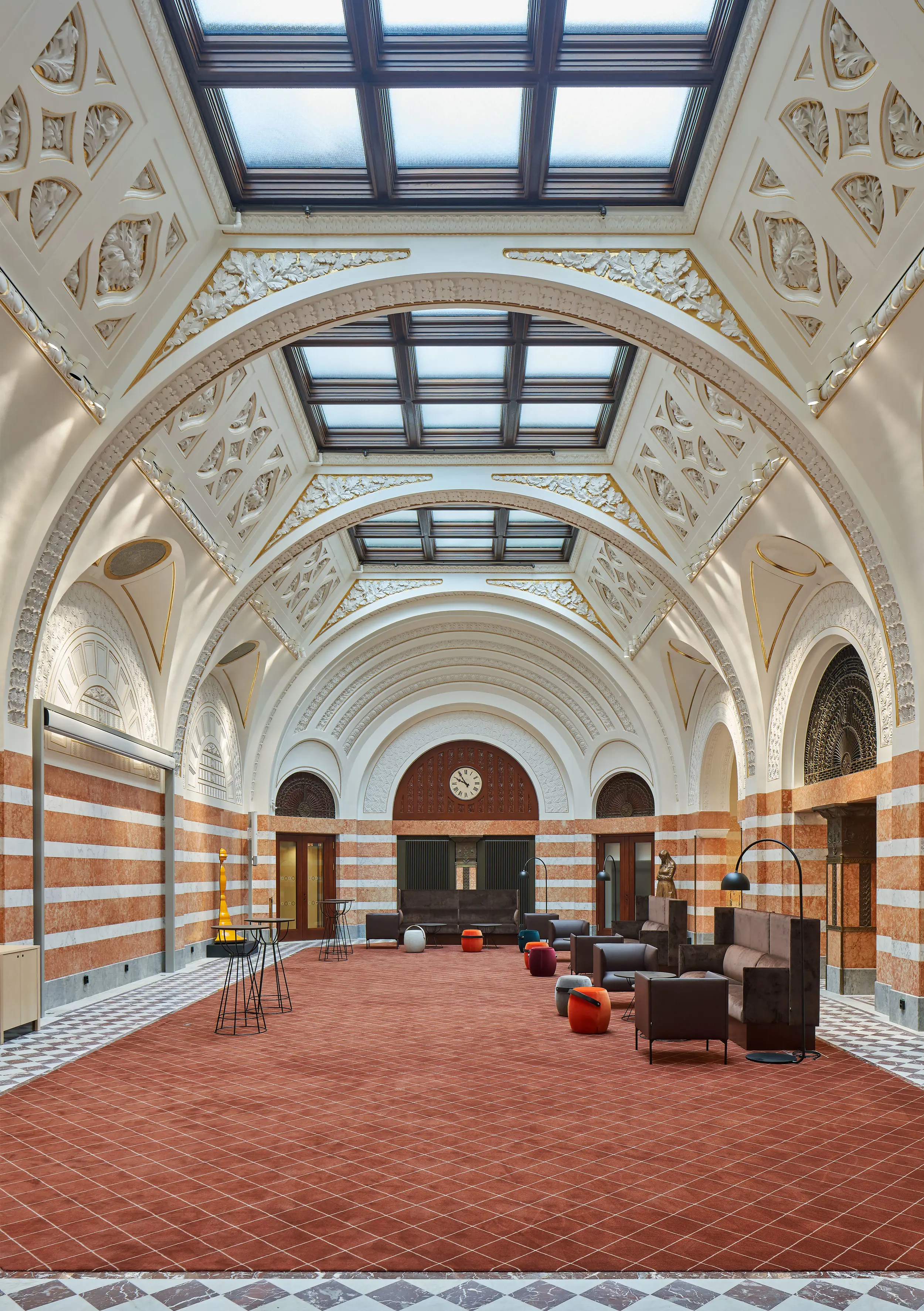 Skånebankens stora hall med fantastiska väggar i vit och röd marmor har blivit träffpunkt och mötesplats.