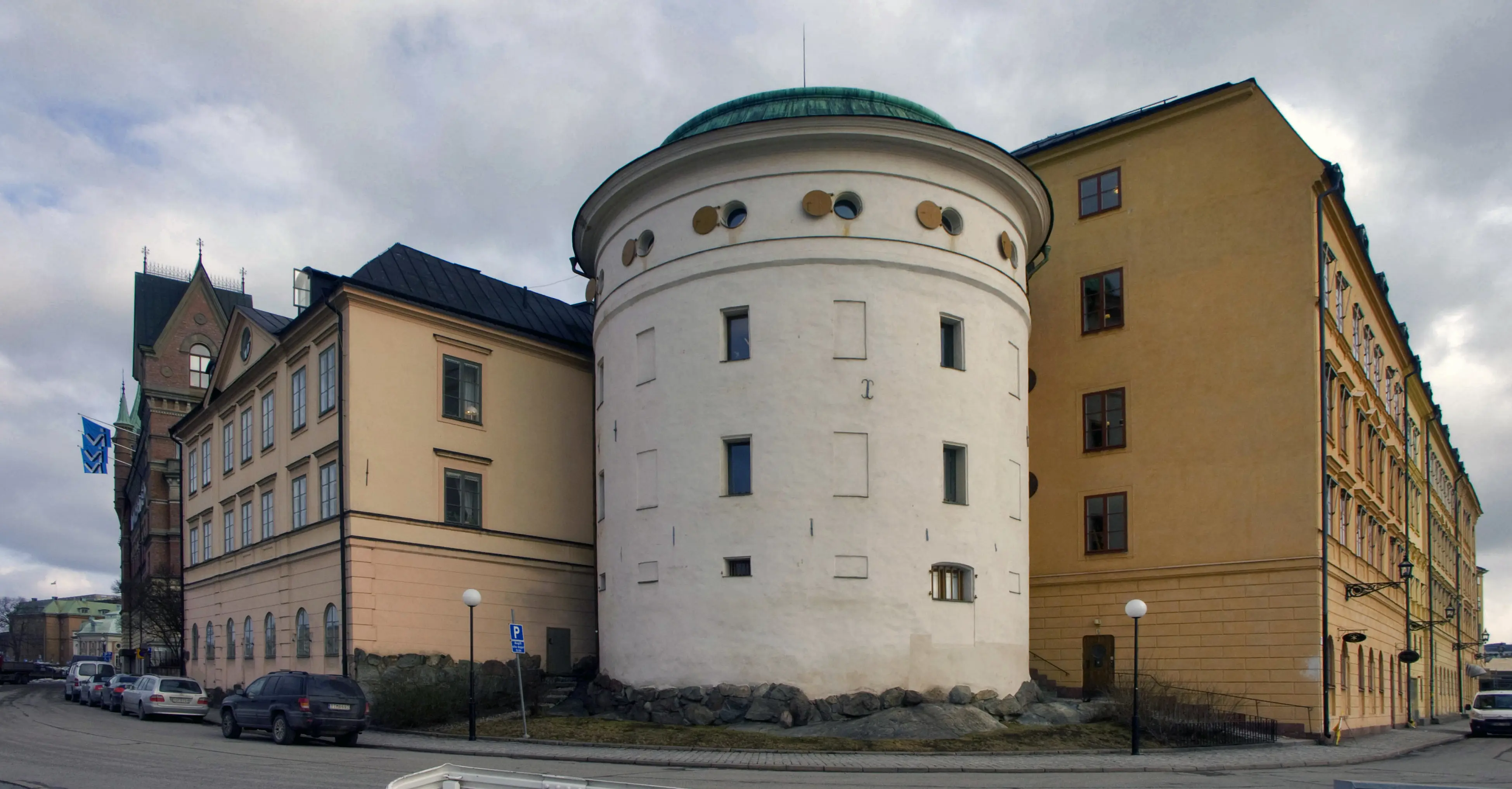 Birger Jarls torn, flankerat av Gamla auktionsverket till höger och Överkommissariens hus till vänster.