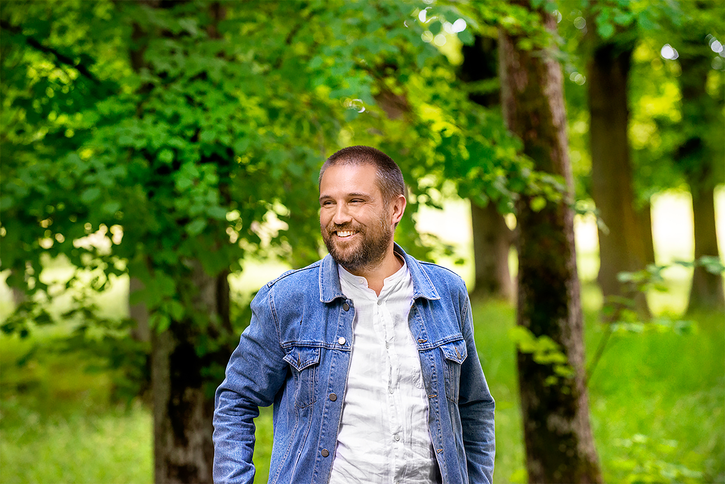 André Strömqvist med skog i bakgrunden