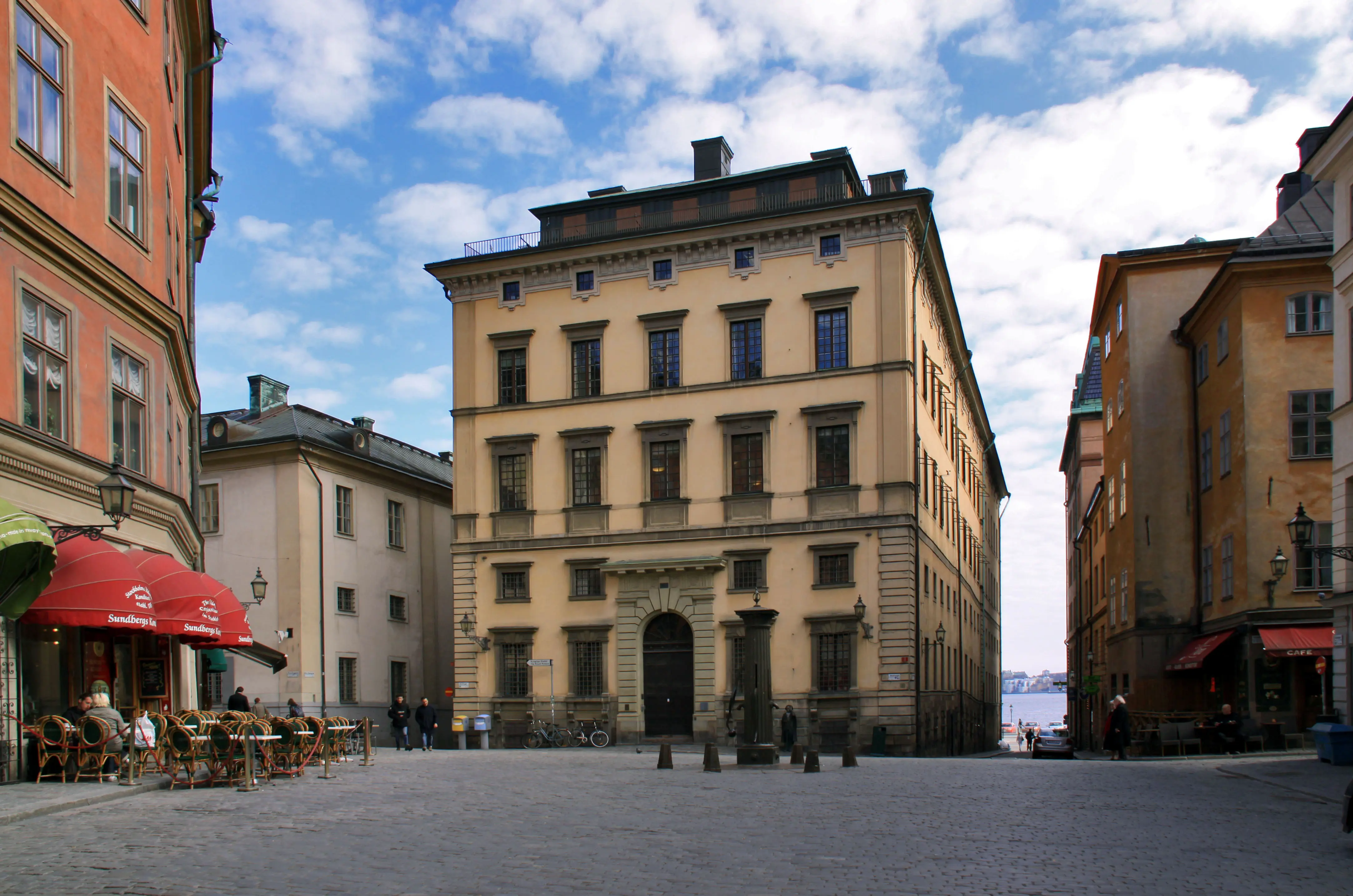 Södra Bankohusets fasad mot Järntorget är avbildad på den svenska 500-kronorssedeln.