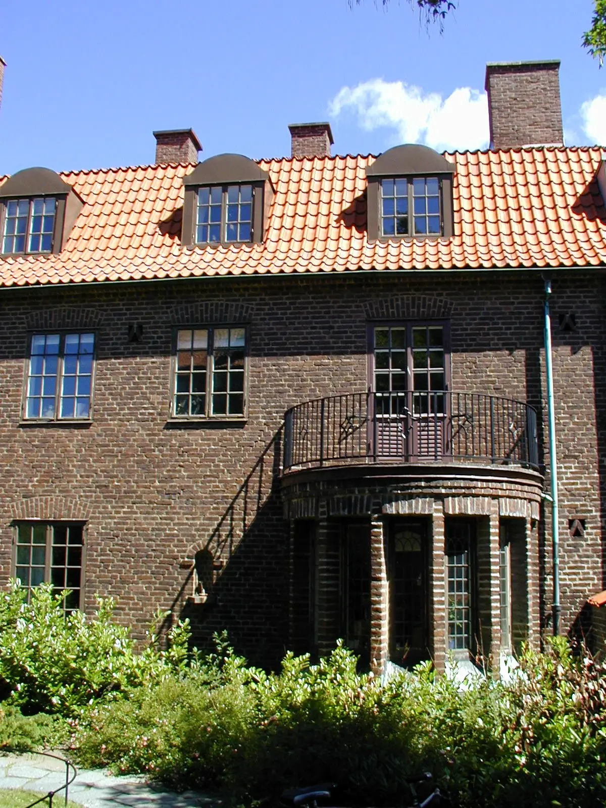 Radhus Bjerke, Lorensberg. Brunt tegelhus med tak-kupor och balkong ovanpå ett rundat burspråk.
