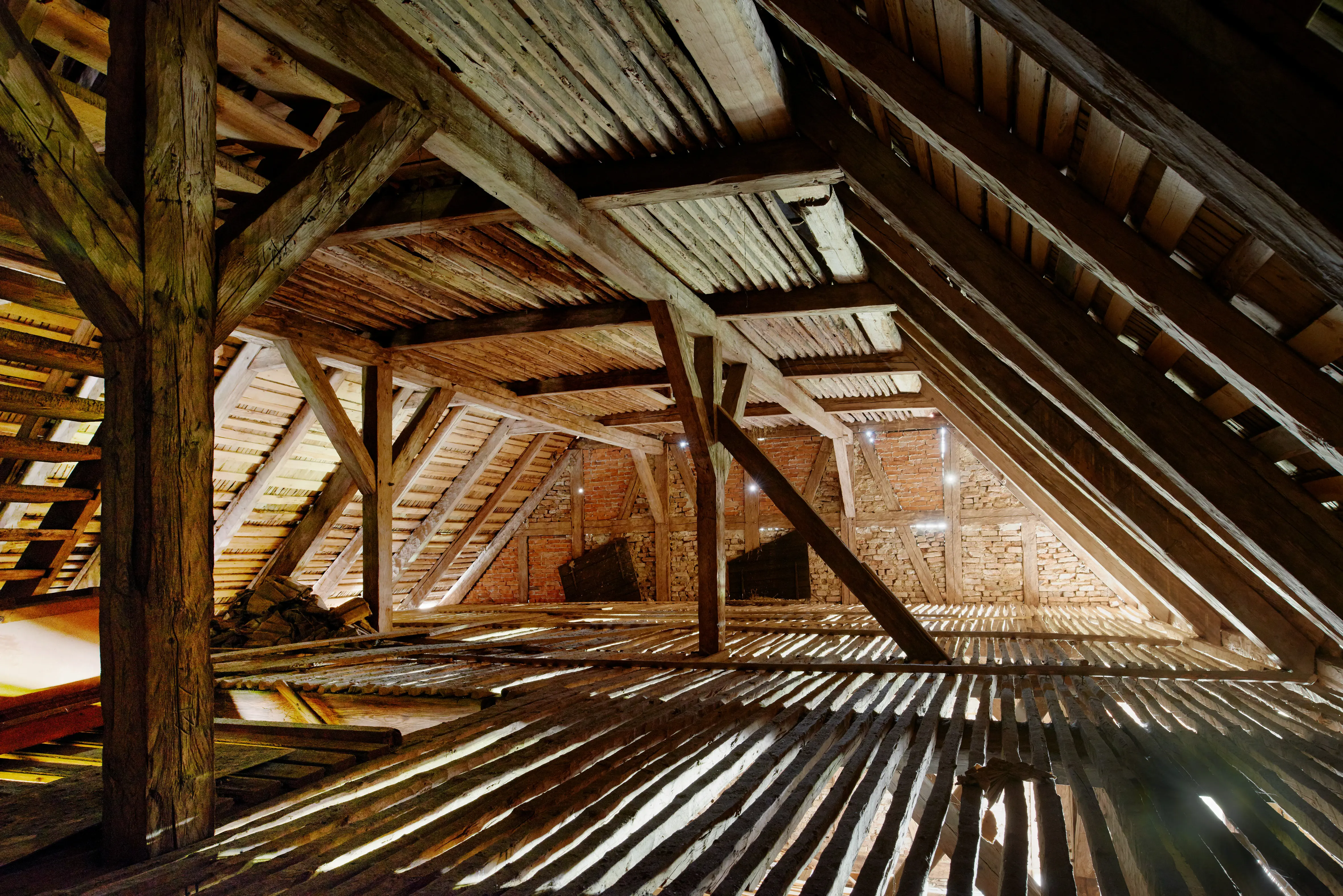 Interiör, en av Kungsladorna på Visingsö. Loft med golv av glesa brädor.