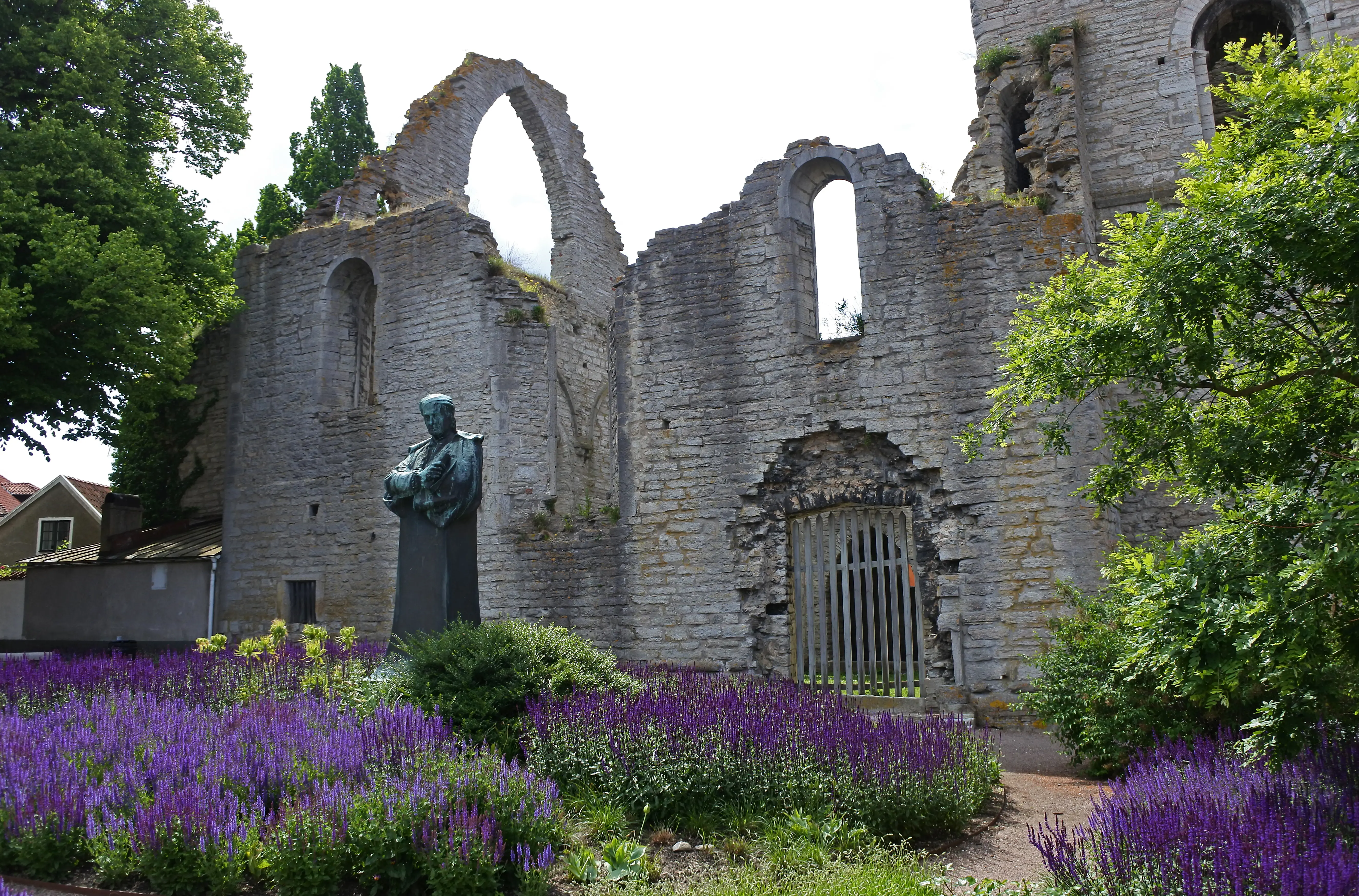 Drottens ruin och statyn av Polhem omgärdas av blommande salvia.