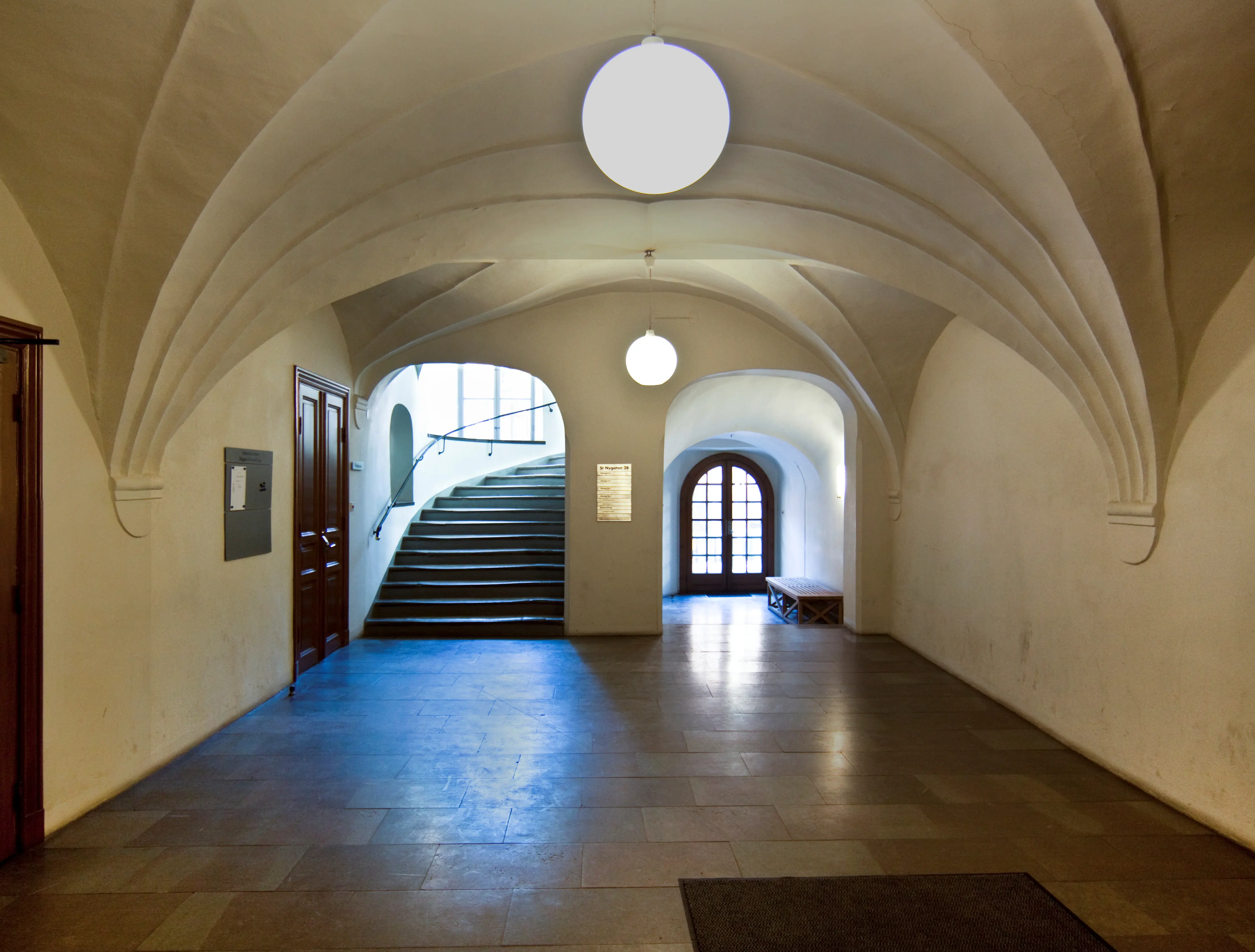 Entrehallen i Ryningska palatset. Golvet är av sten. Enkel stuckatur pryder takvalven.