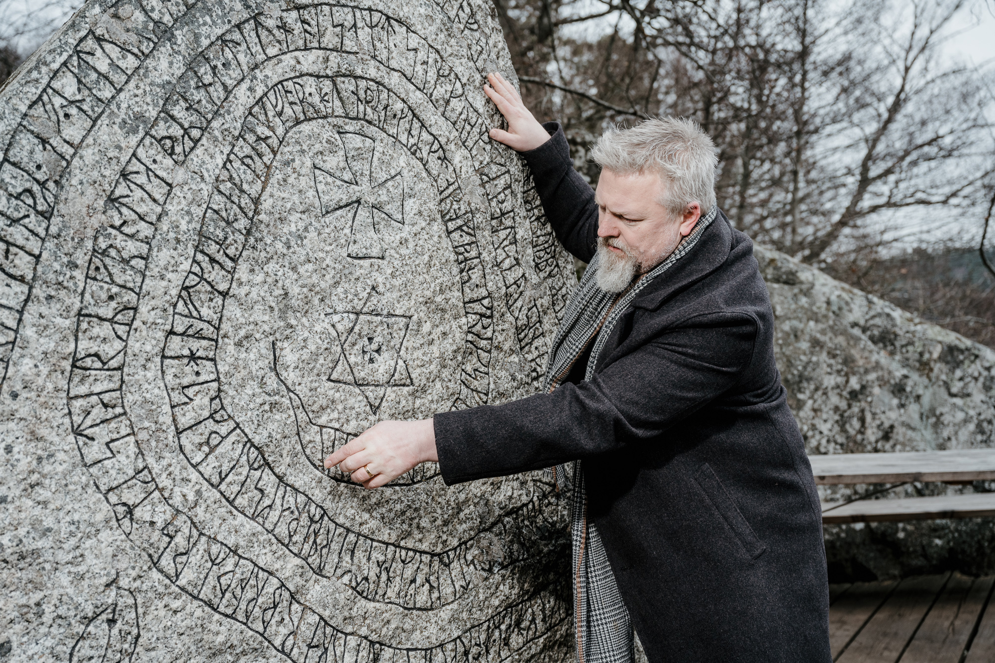 Magnus Reuterdahl vid Hertig Karls runsten i Rosersbergs slottspark.
