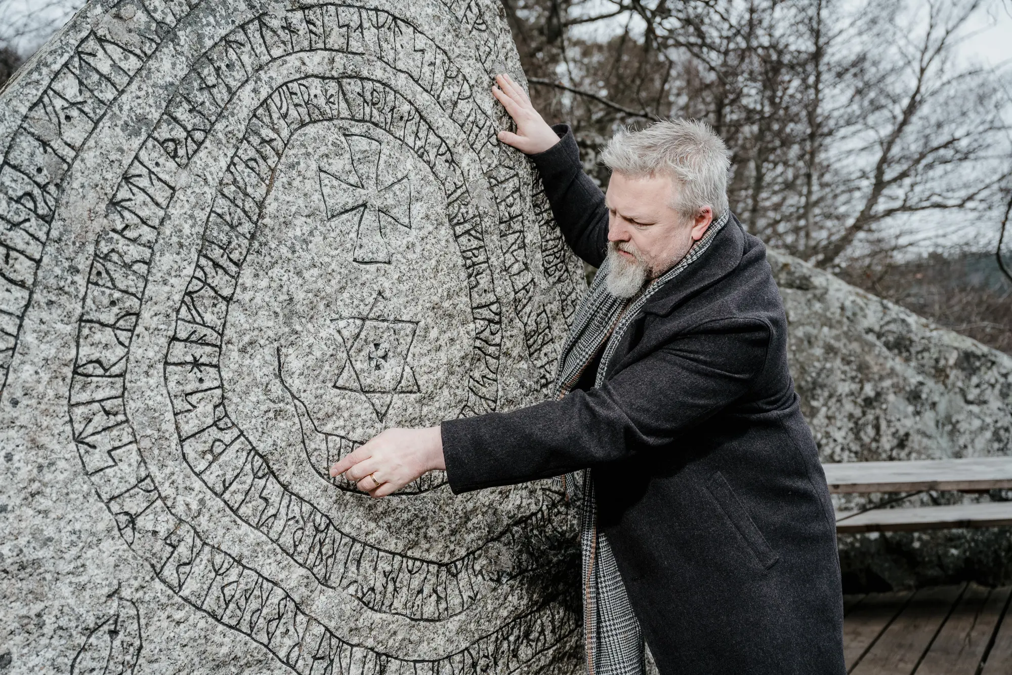 Magnus Reuterdahl vid Hertig Karls runsten i Rosersbergs slottspark.