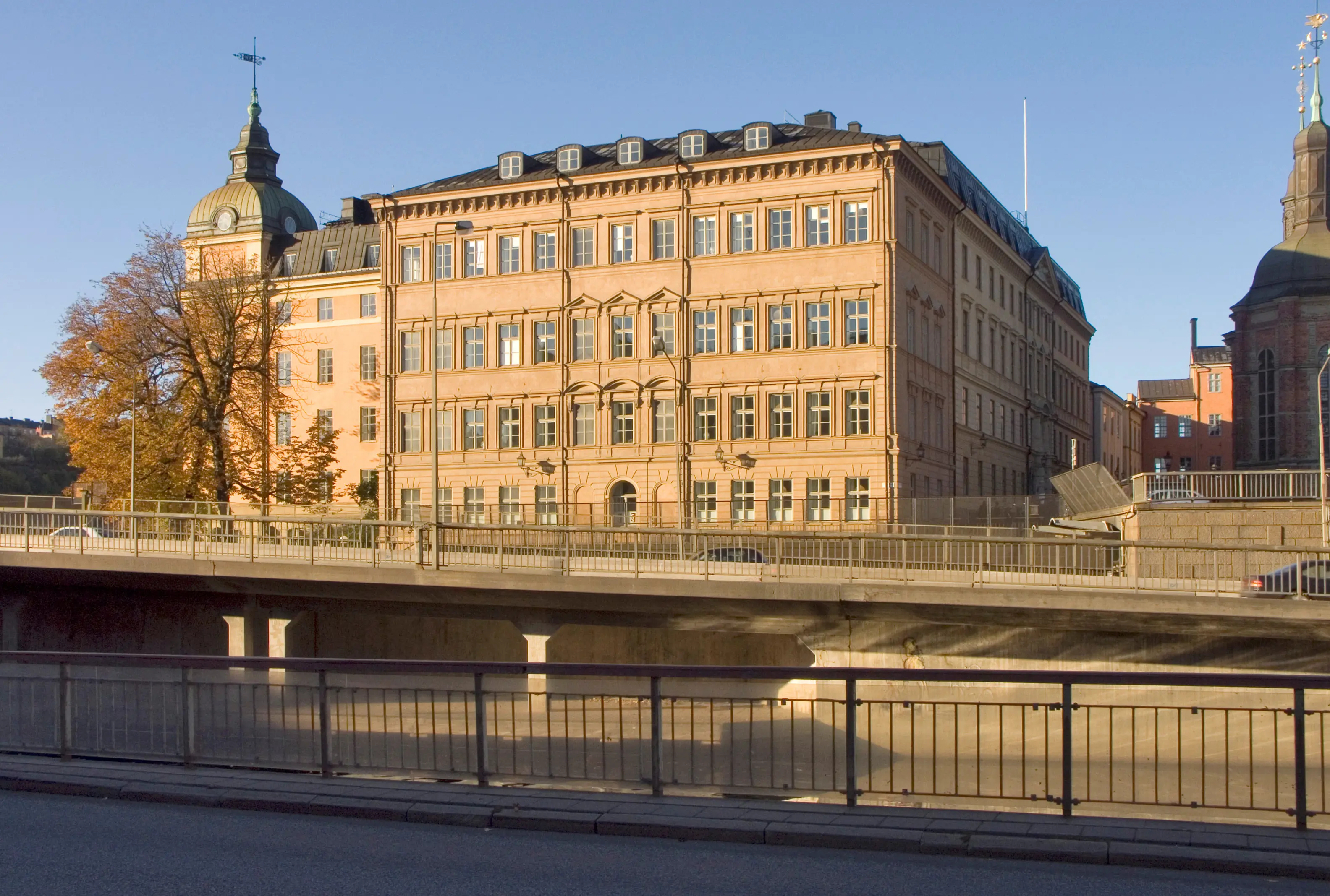 Hebbeska huset, sammanbyggt med gamla riksdagshuset. Fasad mot Gamla stan.