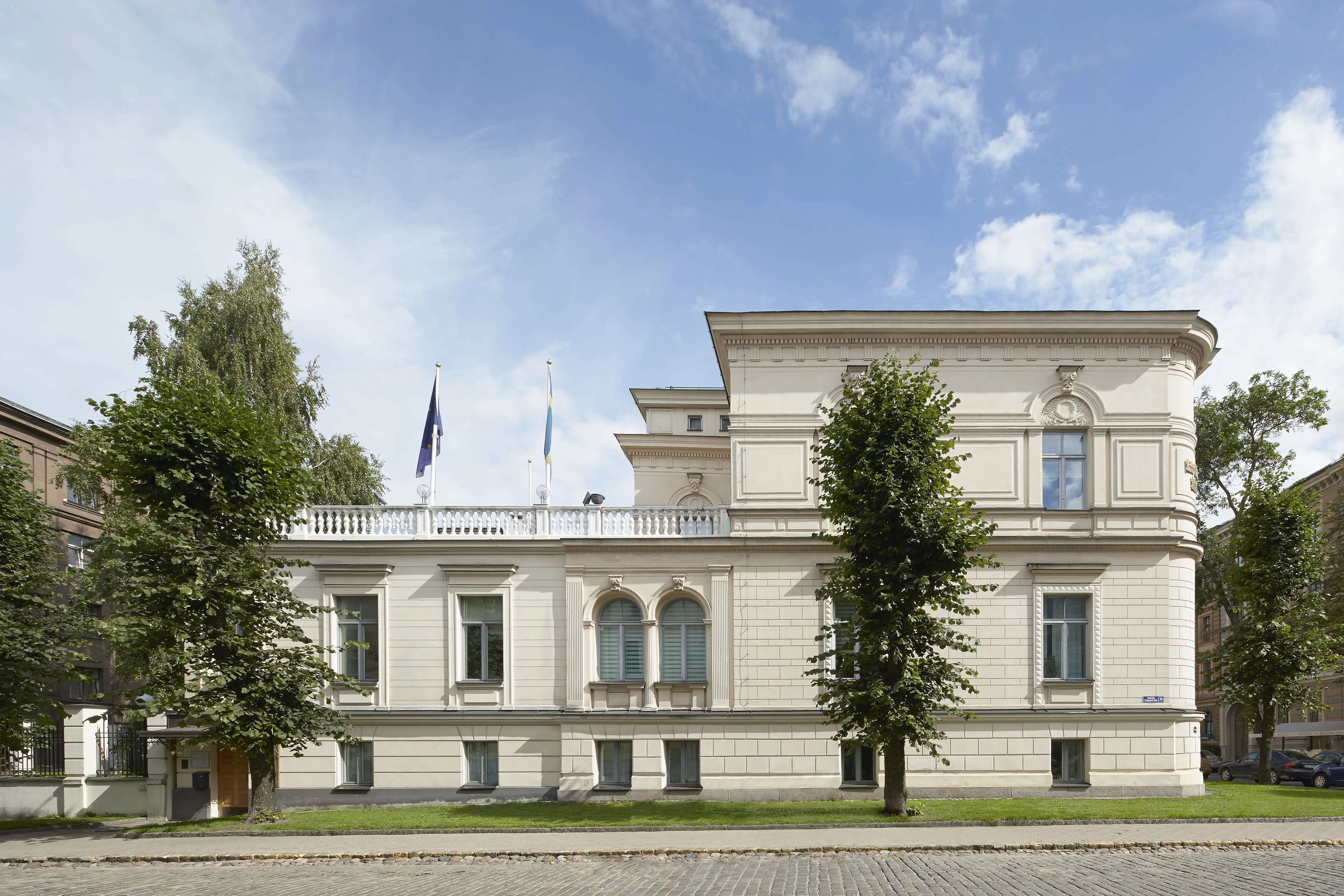 Ambassaden i Riga. Större delen av byggnaden har två våningar. Den del som består av en våning har en stor tak-terass