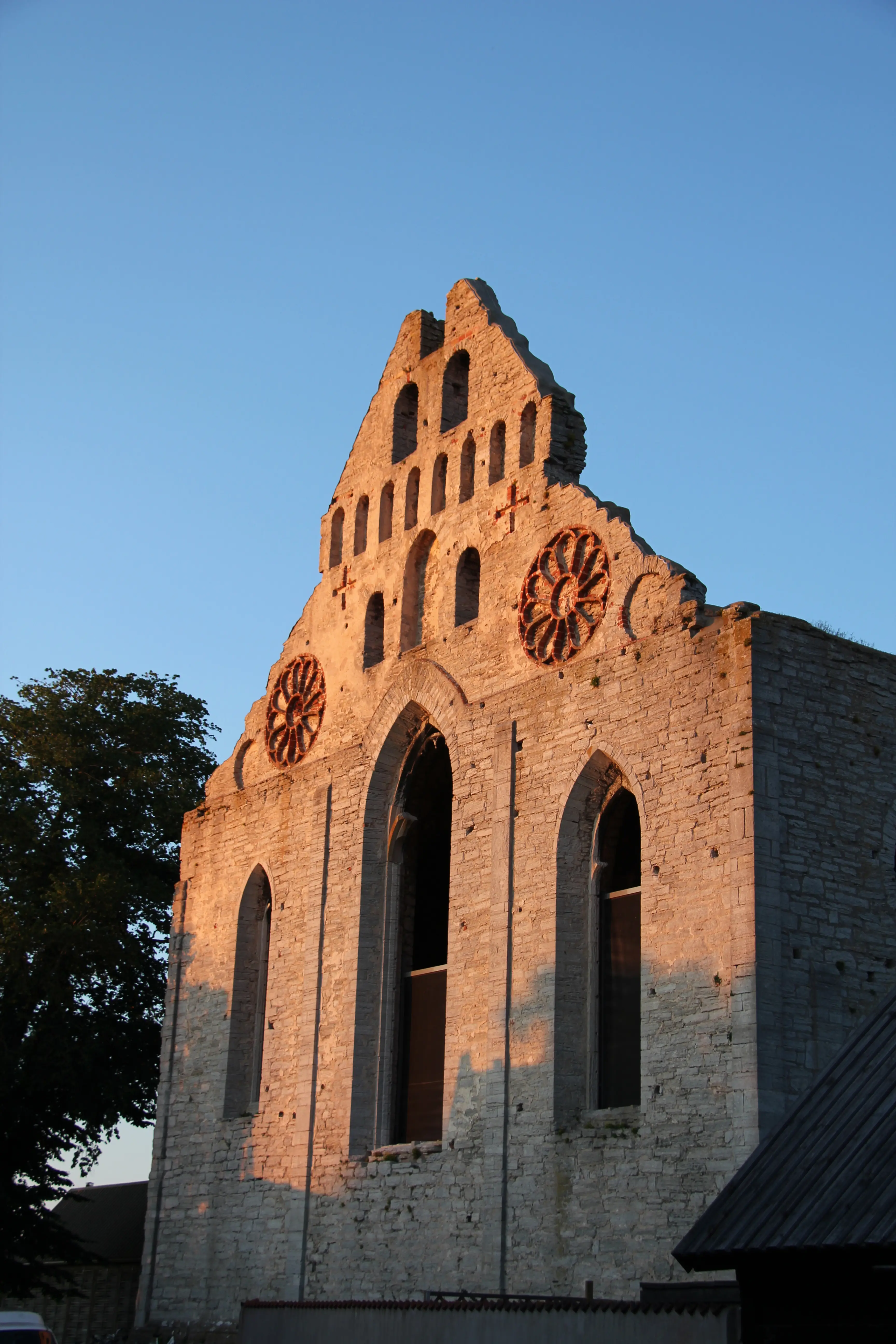 Sankt Nikolai kyrkoruin i solnedgång, Visby