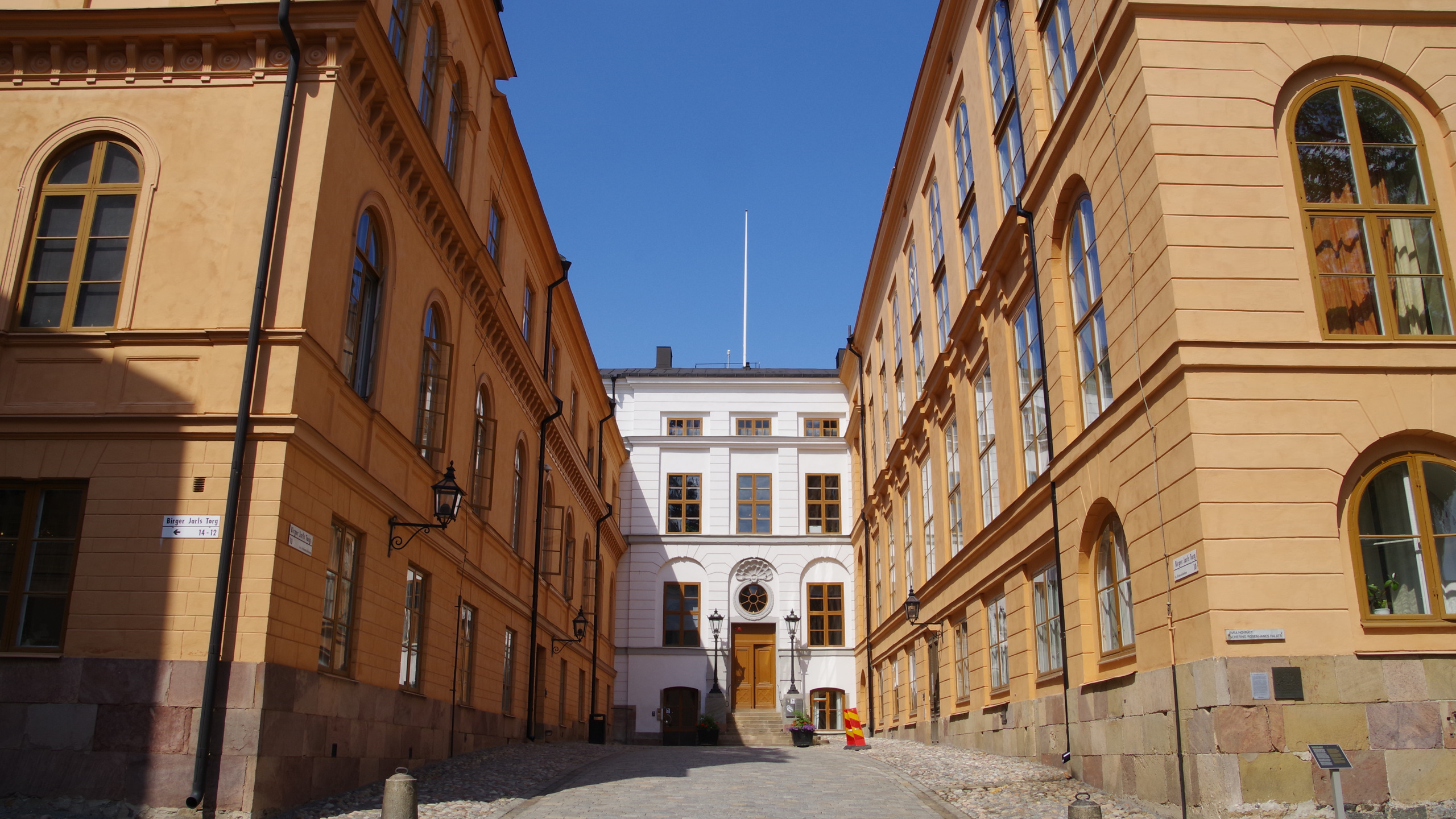 Rosenhaneska huset. In mot Riddarholmen bildar de två ockragula flyglarna en smal passage till det vita huset.