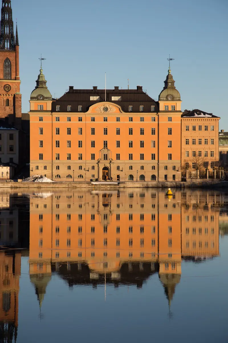 Gamla riksdagshuset sett från söder, speglat i Riddarfjärden.