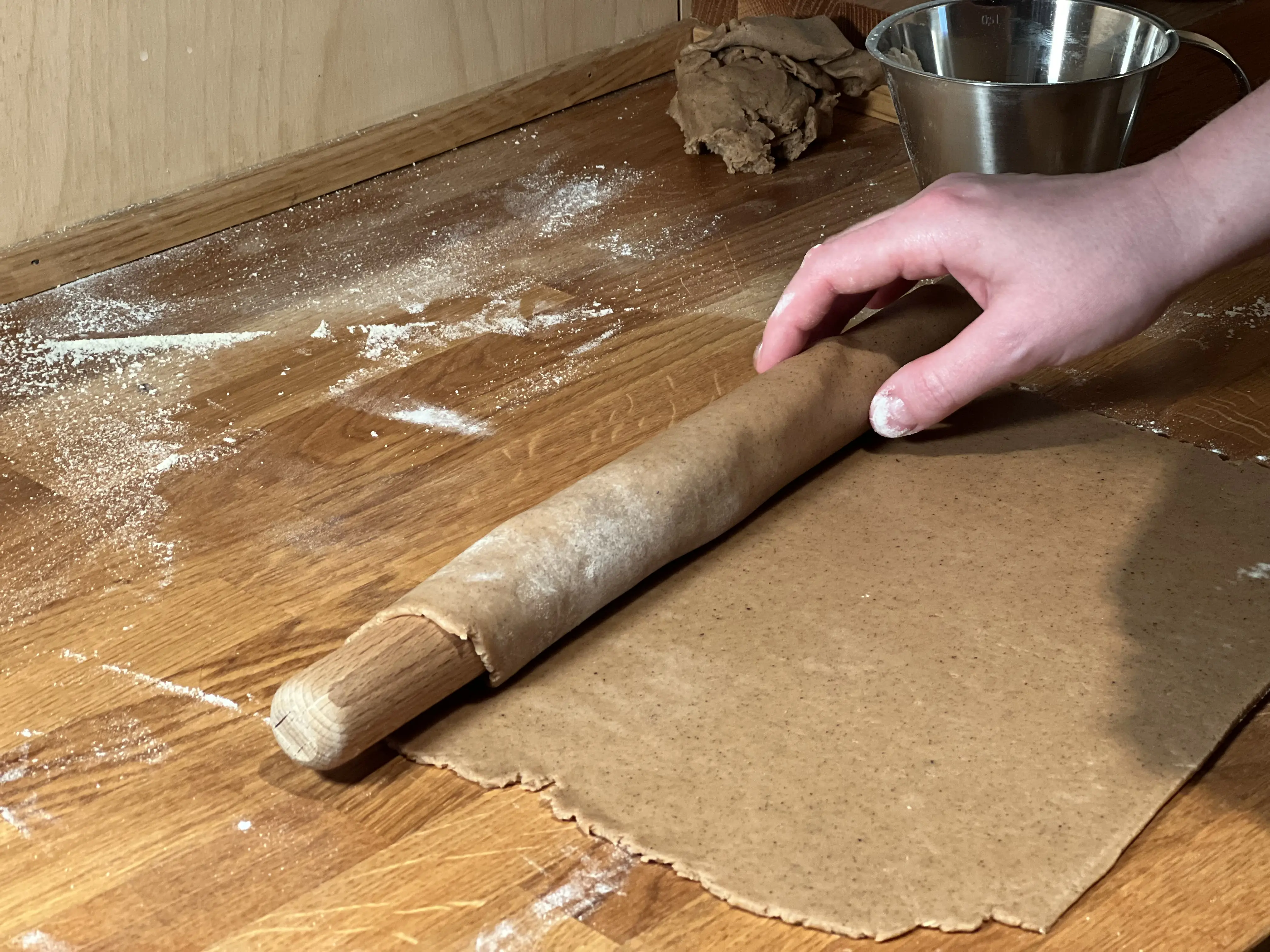 Deg rullas runt kavel.