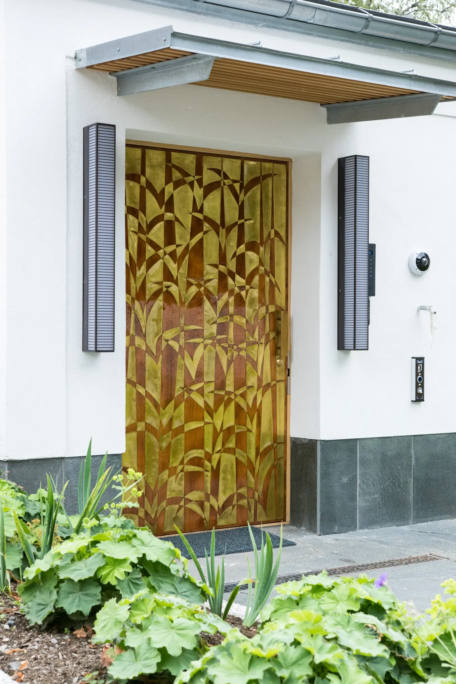 Ambassaden i Oslo. Entrén till kansliet har växtmönster i olikfärgat trä.