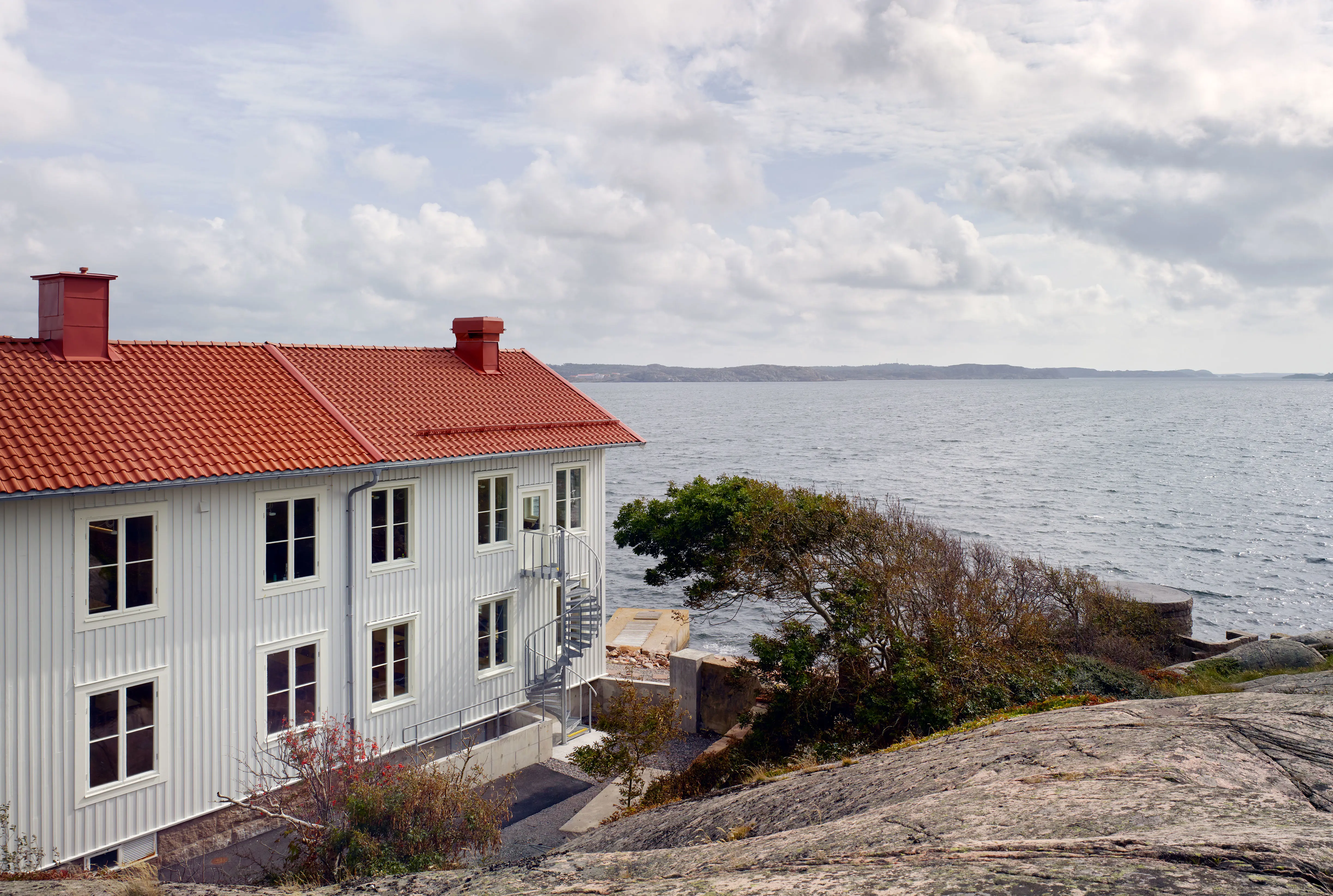 Med de nya tillbyggnaderna får personalen både fler arbetsytor och plats för matsal, nytt kök och konferensrum med vackert läge mot havet.